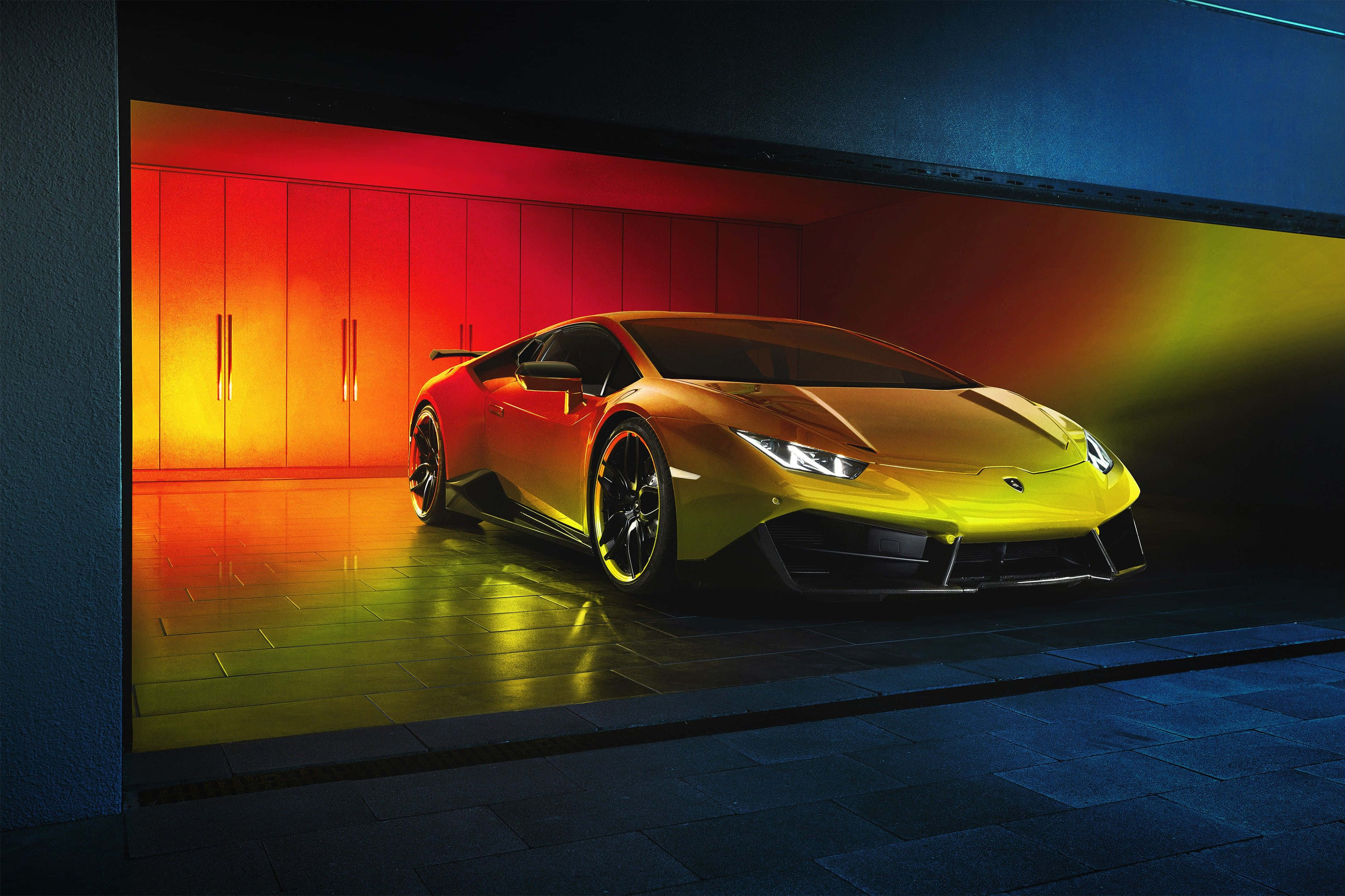 Yellow Car 桌布 壁紙 — 一輛充滿活力的黃色藍寶堅尼Huracán停放在一個時尚的車庫中，車庫沐浴在火紅和橙色的燈光下。