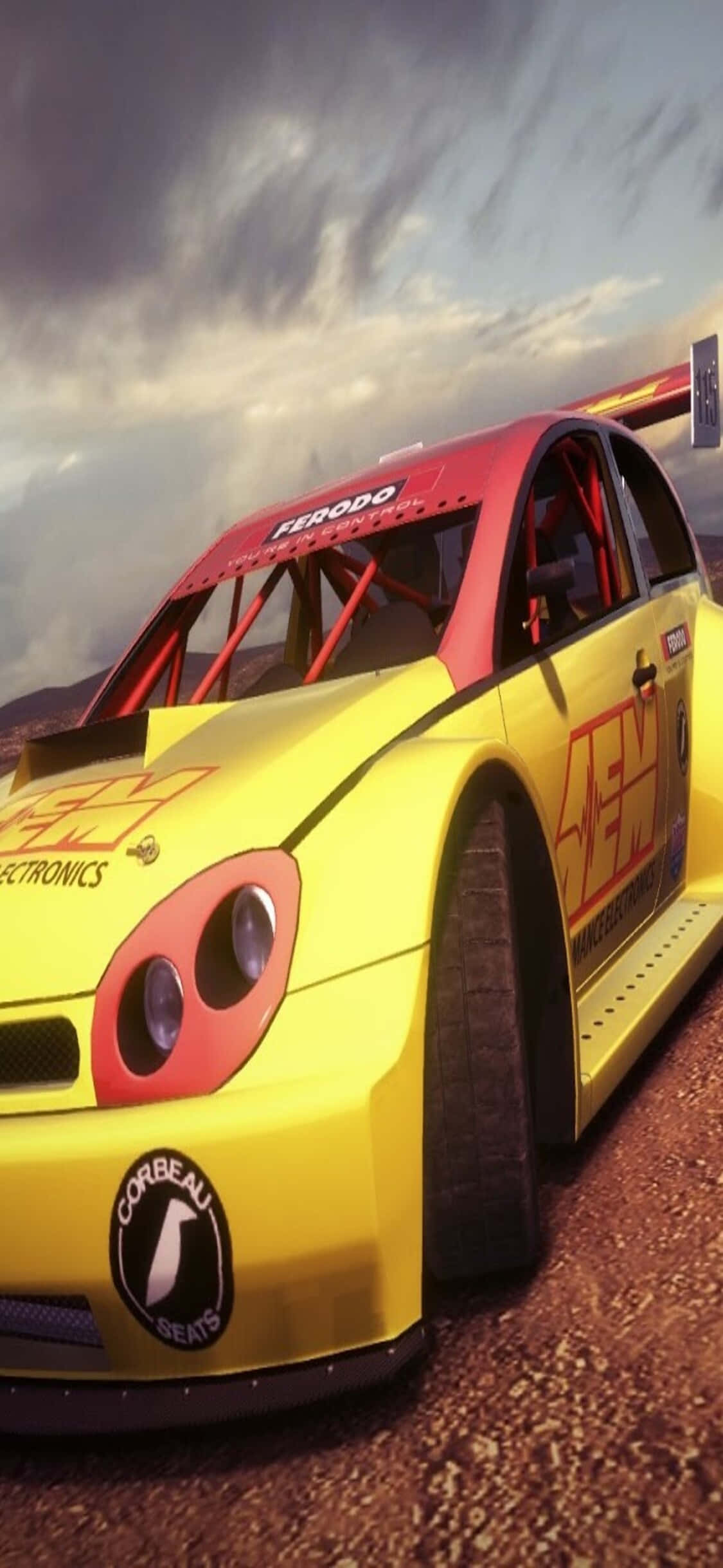 iPhone Xs Dirt Showdown 桌布 壁紙 — 一輛充滿活力的黃色賽車，帶有紅色點綴和贊助商標誌，在戲劇性的多雲天空下在塵土飛揚的賽道上疾馳。