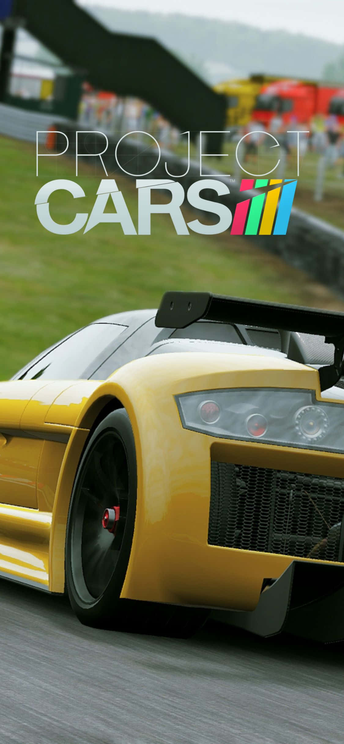 iPhone Xs Project Cars 桌布 壁紙 — 一輛充滿活力的黃色賽車在潮濕的賽道上飛馳，背景是模糊的綠色山丘和觀眾。