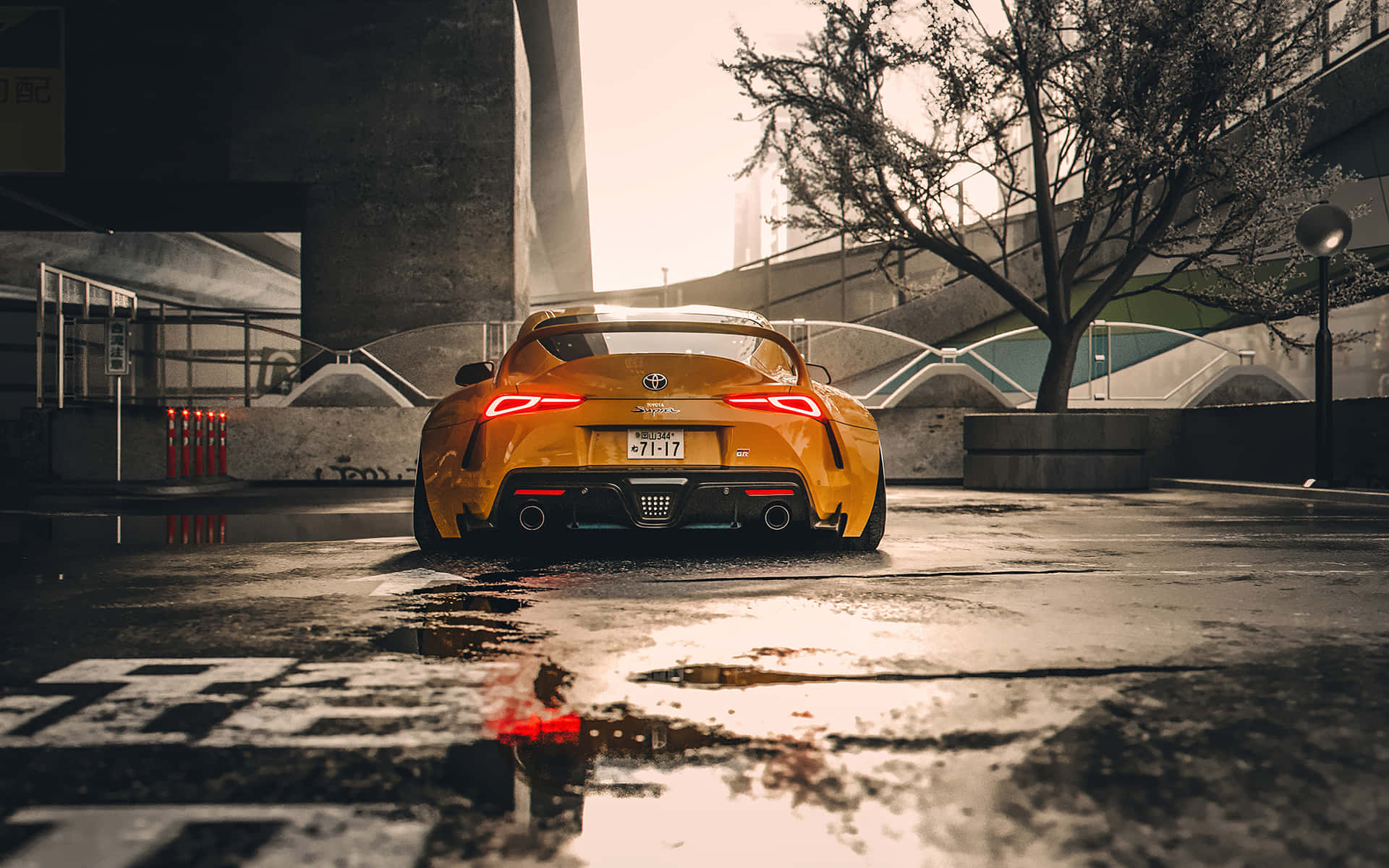 黃色跑車停放在日出時潮濕的城市街道上，帶有倒影。 — Toyota Supra Mk4 壁紙