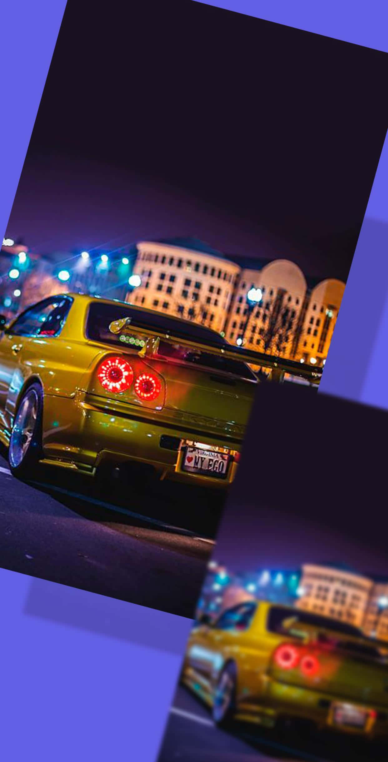 Aesthetic Car 桌布 壁紙 — 一輛充滿活力的黃色跑車，紅色尾燈發光，在夜間停泊在模糊的城市景觀和溫暖的建築燈光前。