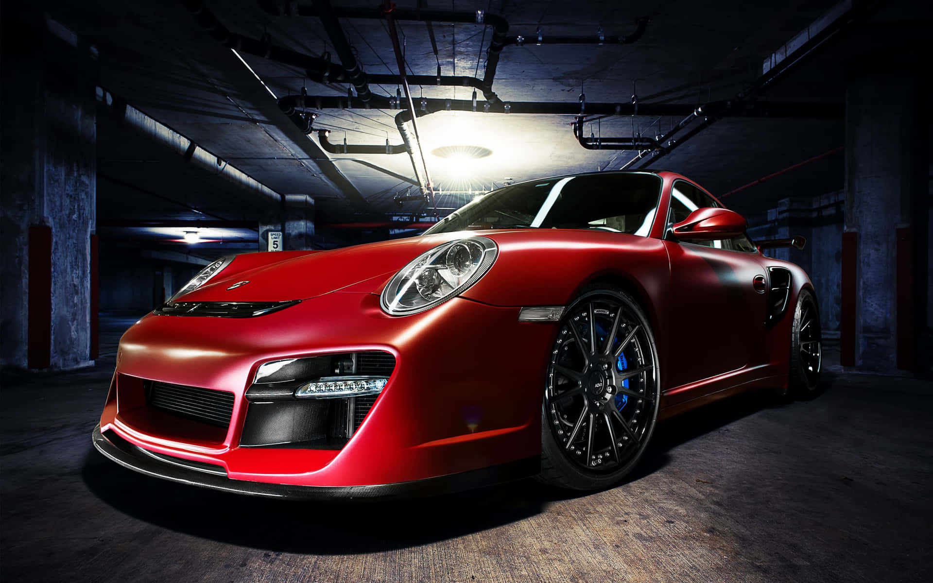 光亮的紅色保時捷911 Turbo停放在昏暗的地下車庫中。 — 保時捷 GIF 壁紙