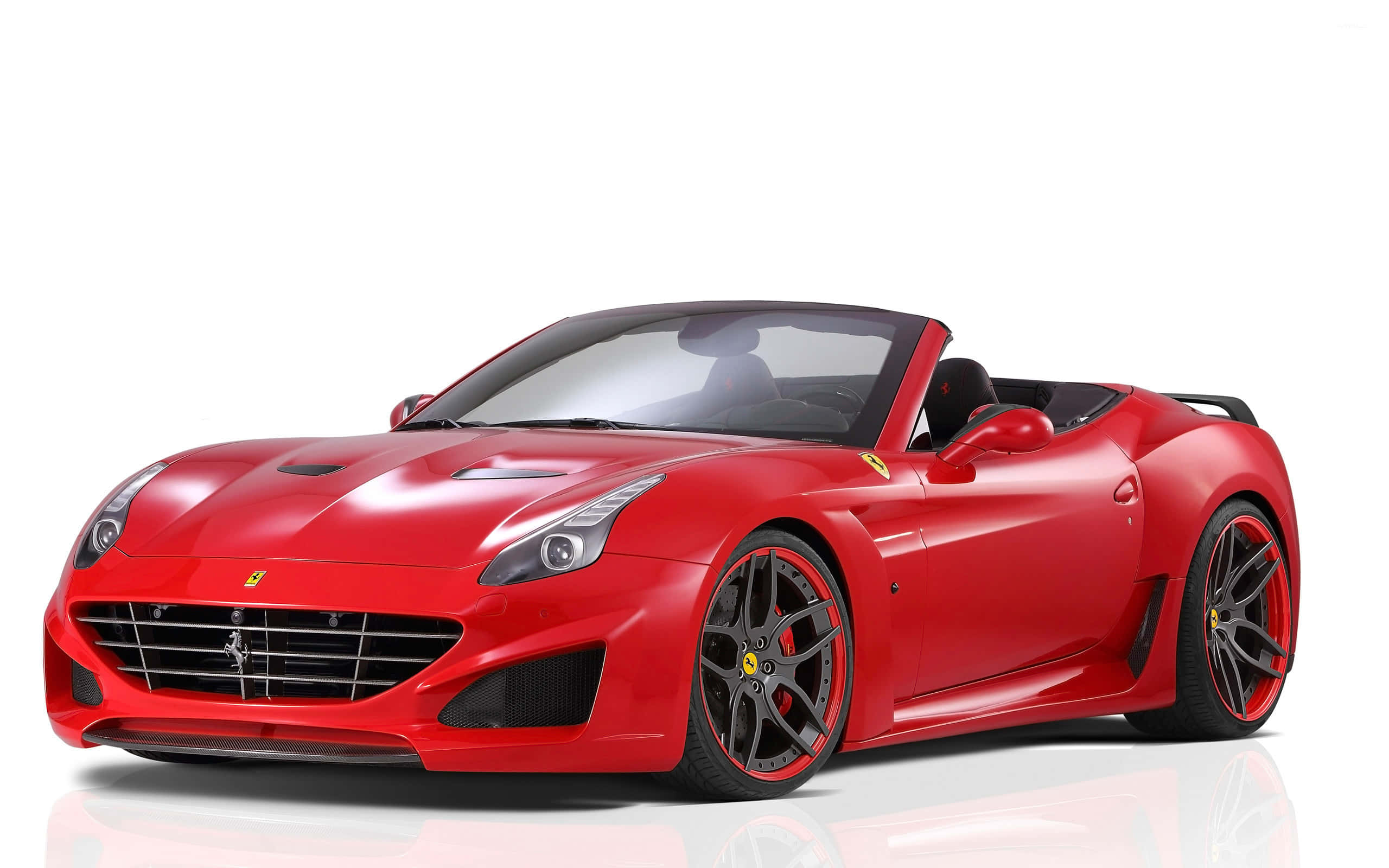 Ferrari California T 桌布 壁紙 — 一輛光亮的紅色法拉利敞篷跑車，帶有黑色飾邊和紅色輪圈，停在反光的白色攝影棚地板上。