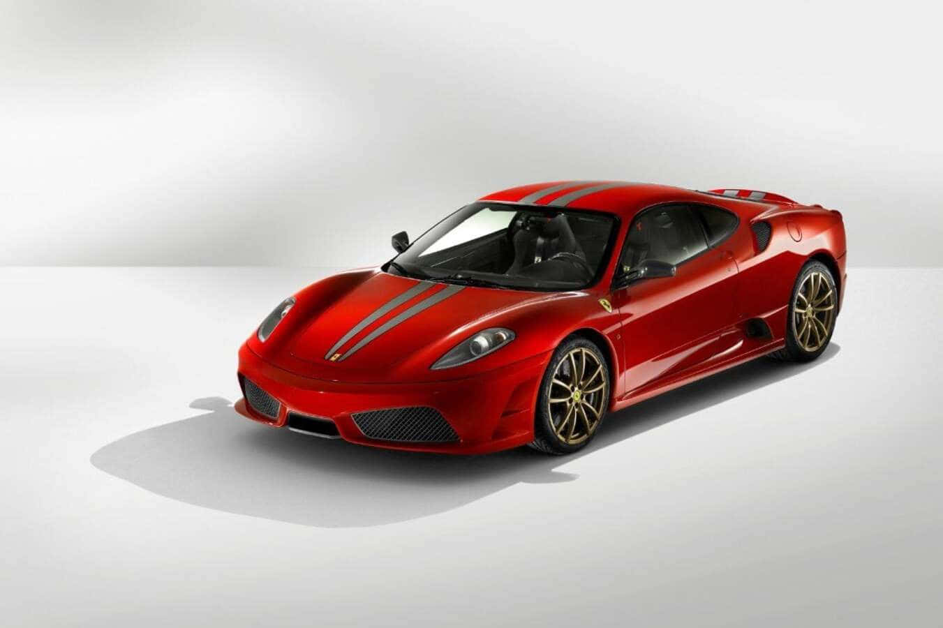 Ferrari F430 桌布 壁紙 — 一輛光亮的紅色法拉利跑車，配備金色輪圈和黑色賽車條紋，停放在簡約的白色攝影棚地板上。