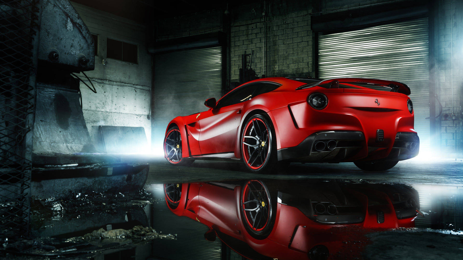 1920x1080 Ferrari 桌布 壁紙 — 一輛光亮的紅色法拉利跑車在骯髒的工業車庫中，在戲劇性的燈光下閃閃發光，地面濕滑反光。