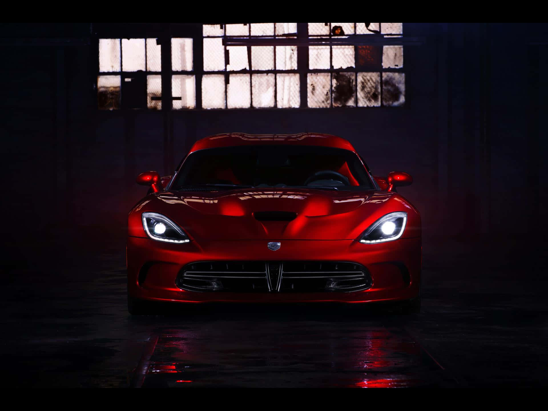 Dodge 桌布 壁紙 — 一輛光亮的紅色跑車在昏暗的工業車庫中，上方有破窗，在強光下閃耀。