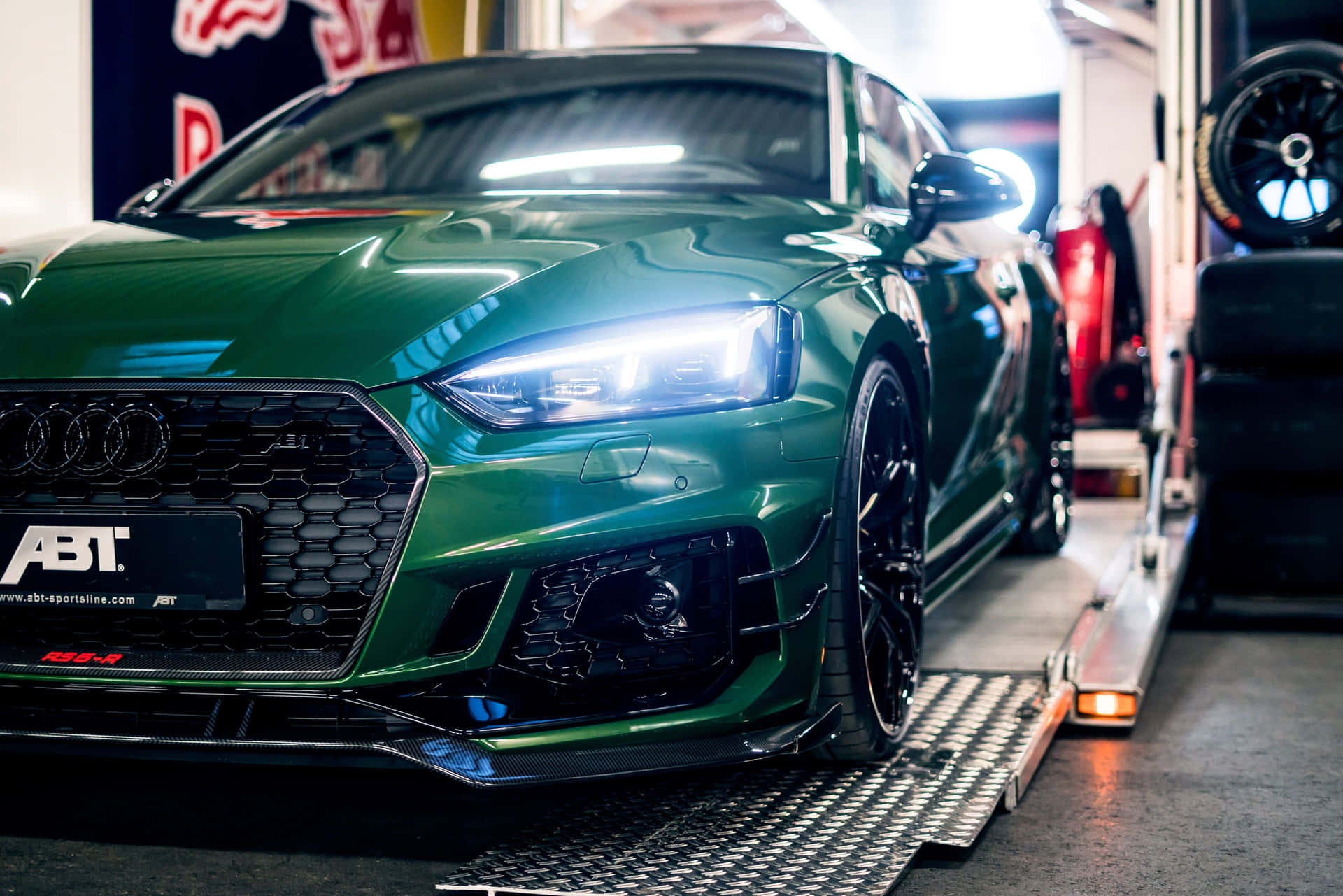 車間內測功機上的綠色ABT奧迪RS5。 — Valorant Logo 壁紙