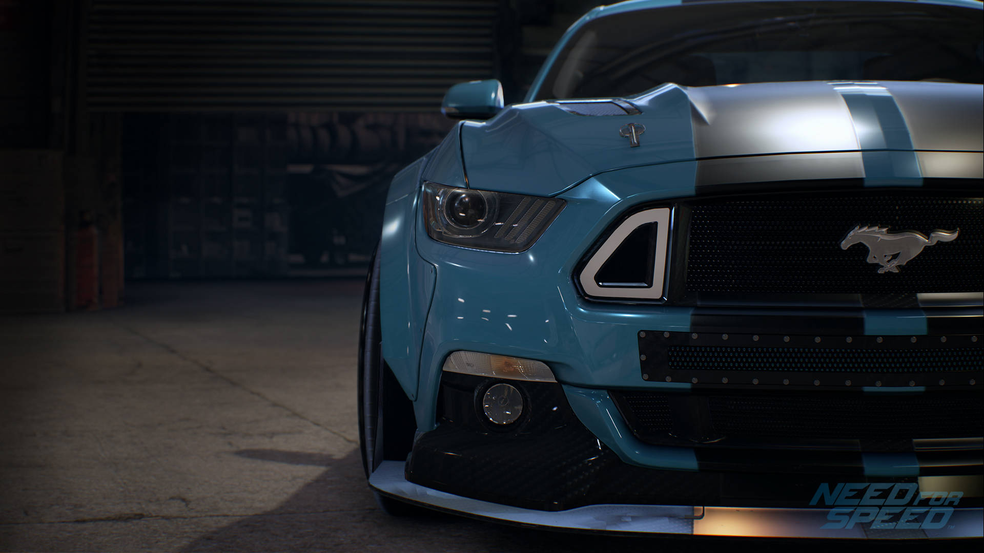 Need For Speed 桌布 壁紙 — 一輛光滑的藍綠色福特野馬，帶有賽車條紋，在車庫燈光下閃閃發光，是電子遊戲渲染。