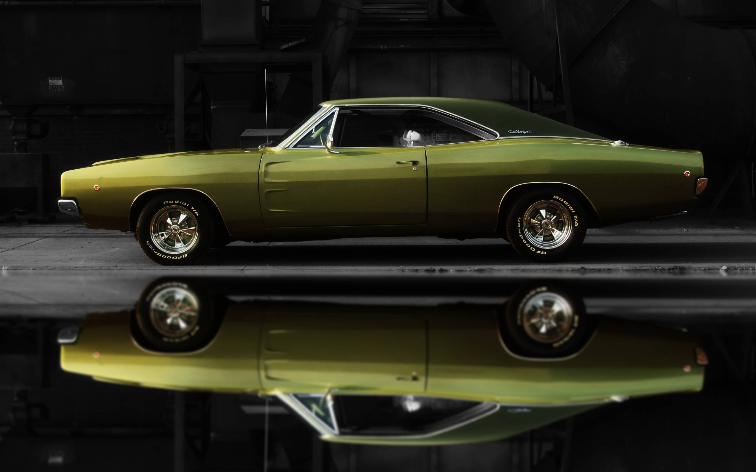 dodge iPhone 桌布 壁紙 — 一輛光澤的橄欖綠色經典肌肉車完美地倒映在昏暗工業車庫的濕地上。