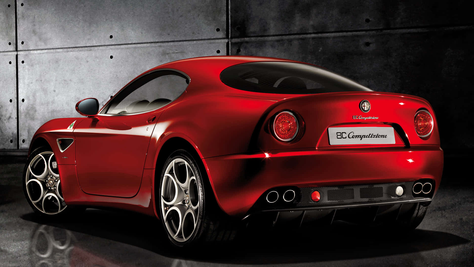 Alfa Romeo 8c Competizione 桌布 壁紙 — 一輛光澤的紅色Alfa Romeo 8C Competizione跑車在一個黑暗的工業工作室中展示，地板反射，混凝土牆壁有紋理。