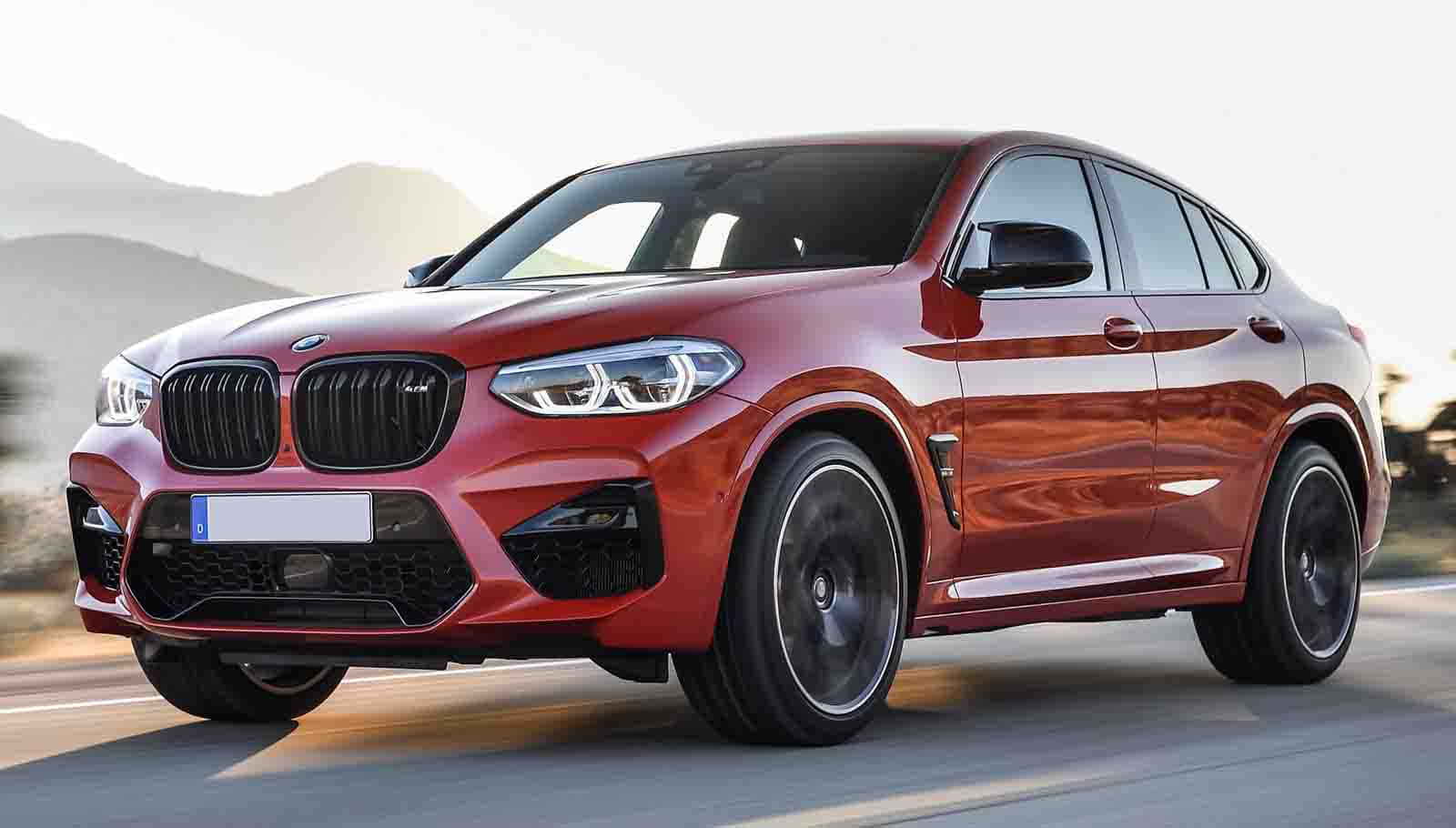 Bmw X4 桌布 壁紙 — 一輛光澤的紅色BMW X4 SUV沿著山路疾馳，帶有模糊的動態和柔和的金色陽光。