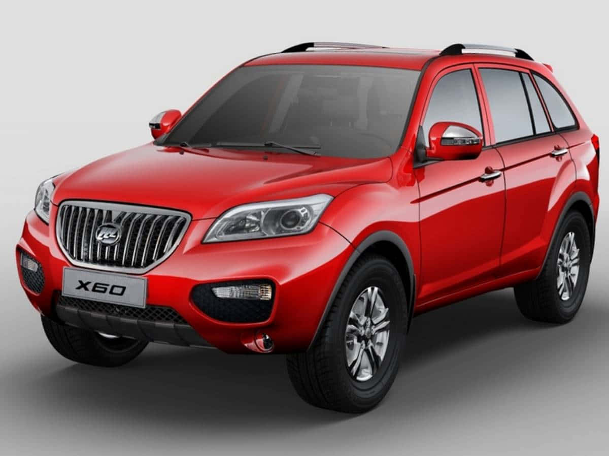 Lifan 桌布 壁紙 — 一輛光澤的紅色SUV，帶有鍍鉻飾邊和黑色飾條，在純灰色背景下的工作室照片中展示。