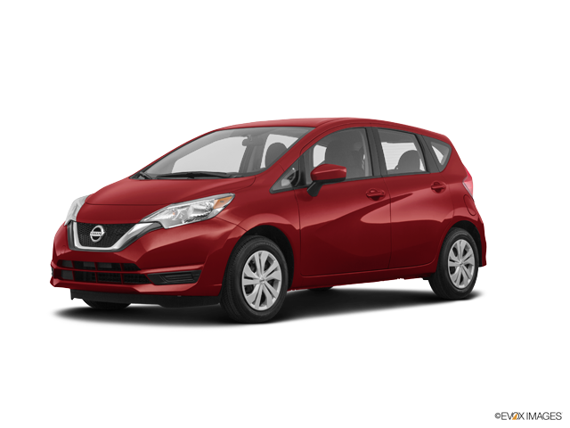 日產 桌布 壁紙 — 一輛光澤的紅色日產Versa掀背車，在工作室燈光下展示，線條簡潔，配備銀色合金輪圈。
