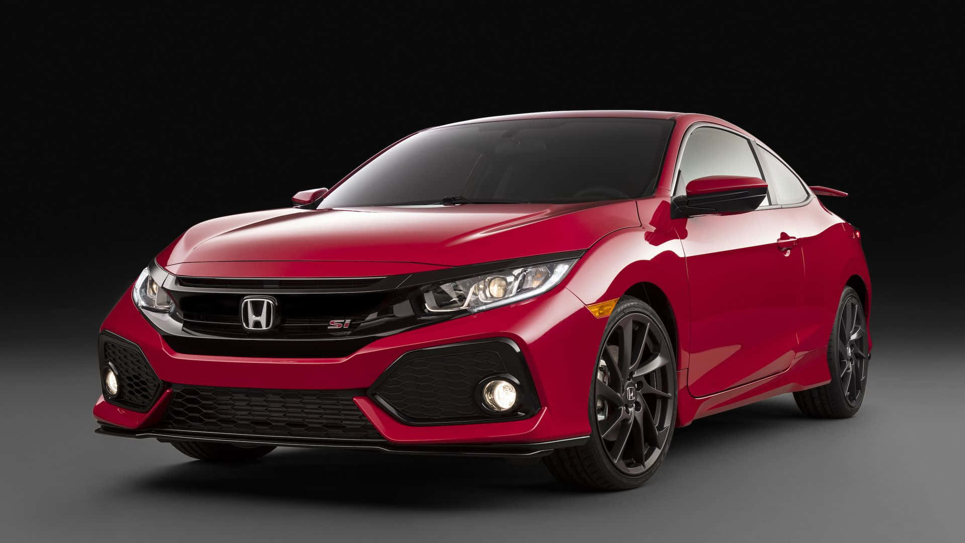 Hatchback 桌布 壁紙 — 一輛光澤的紅色本田思域Si雙門轎跑車，帶有黑色飾件和運動型輪圈，在深色工作室背景前擺拍。