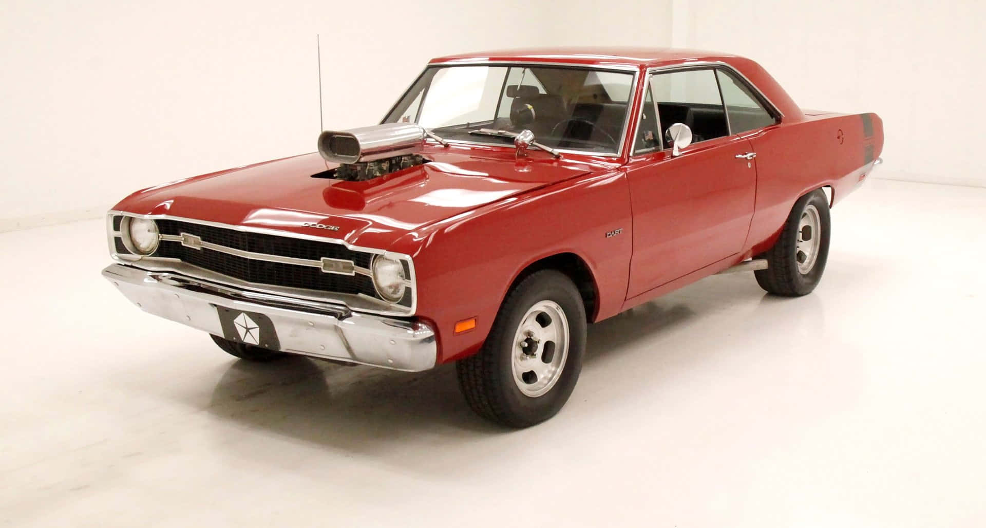 Dodge 桌布 壁紙 — 一輛光澤的紅色經典肌肉車，帶有鍍鉻引擎蓋進氣口和白色牆壁輪胎，位於明亮的白色工作室中。