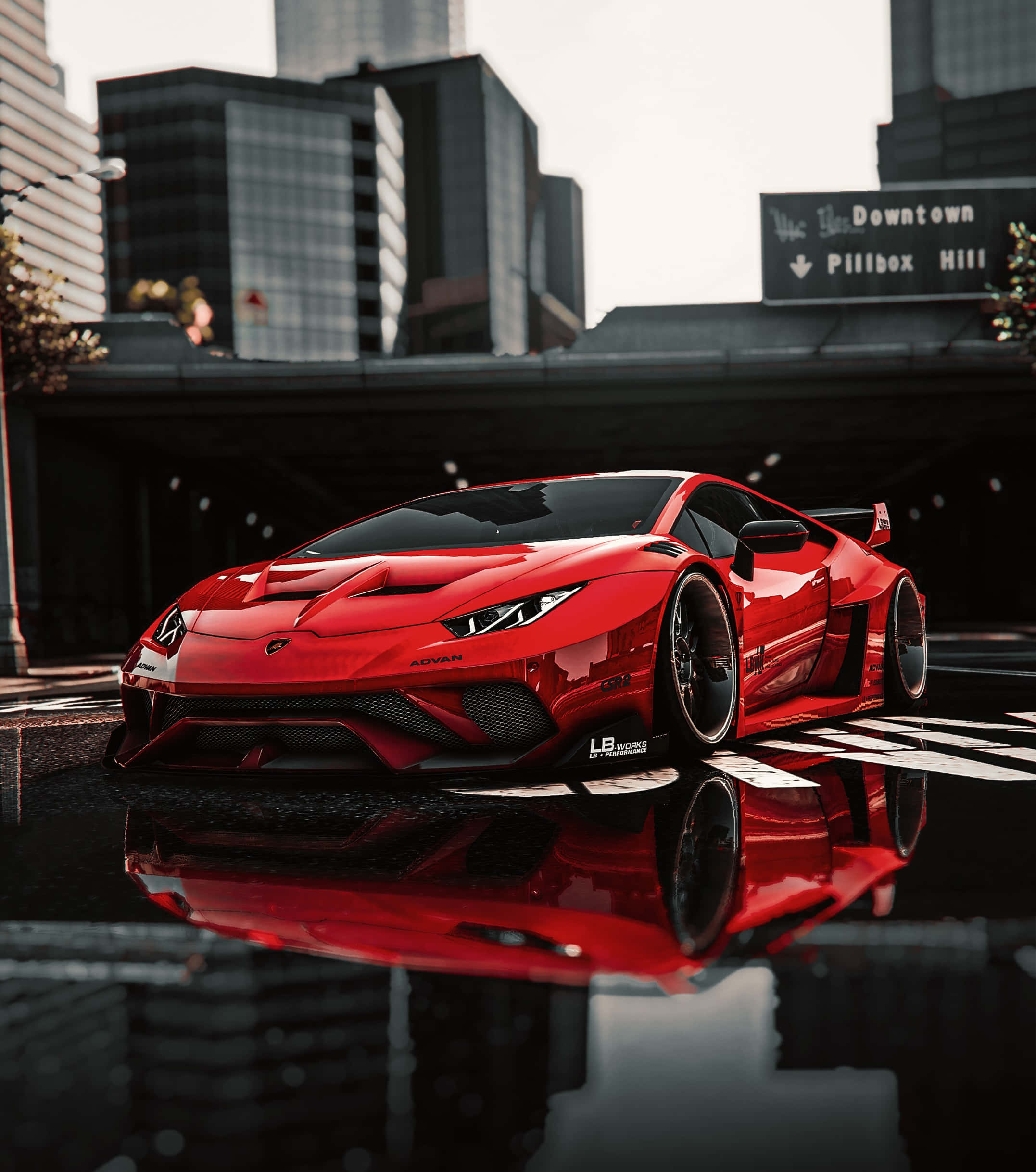 Lamborghini Silhouette 桌布 壁紙 — 一輛光澤的紅色藍寶堅尼Aventador跑車，在城市高架橋下的濕漉漉路面上反射，背景有摩天大樓。