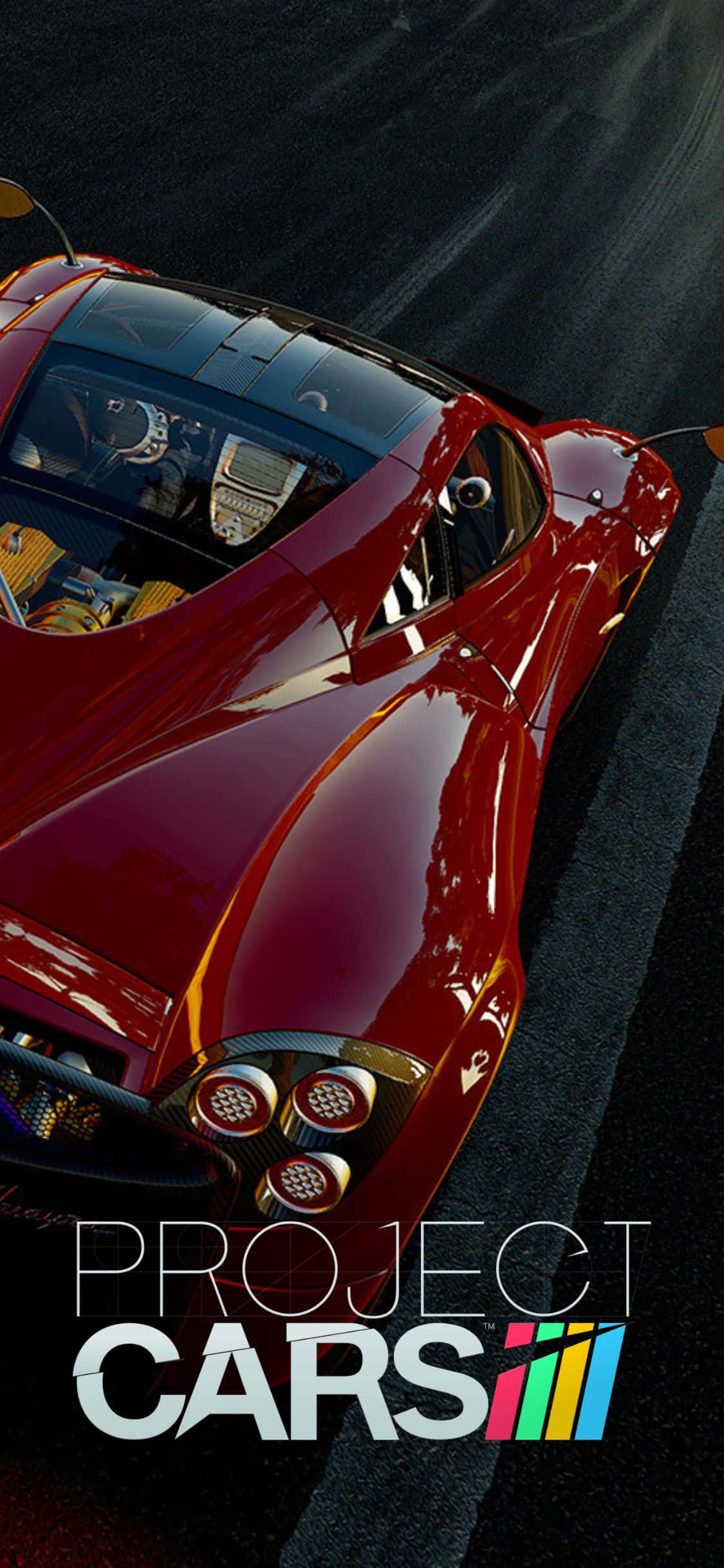 iPhone Xs Project Cars 桌布 壁紙 — 一輛光澤的紅色賽車在黑暗的瀝青賽道上奔馳，底部有「Project Cars」標誌。