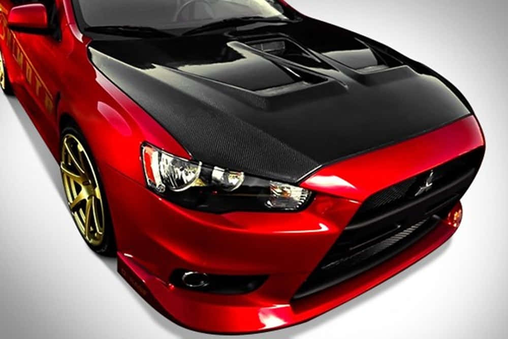 Car Hood 桌布 壁紙 — 一輛光澤的紅色跑車，配備黑色碳纖維引擎蓋和金色輪圈，在攝影棚拍攝中展示。