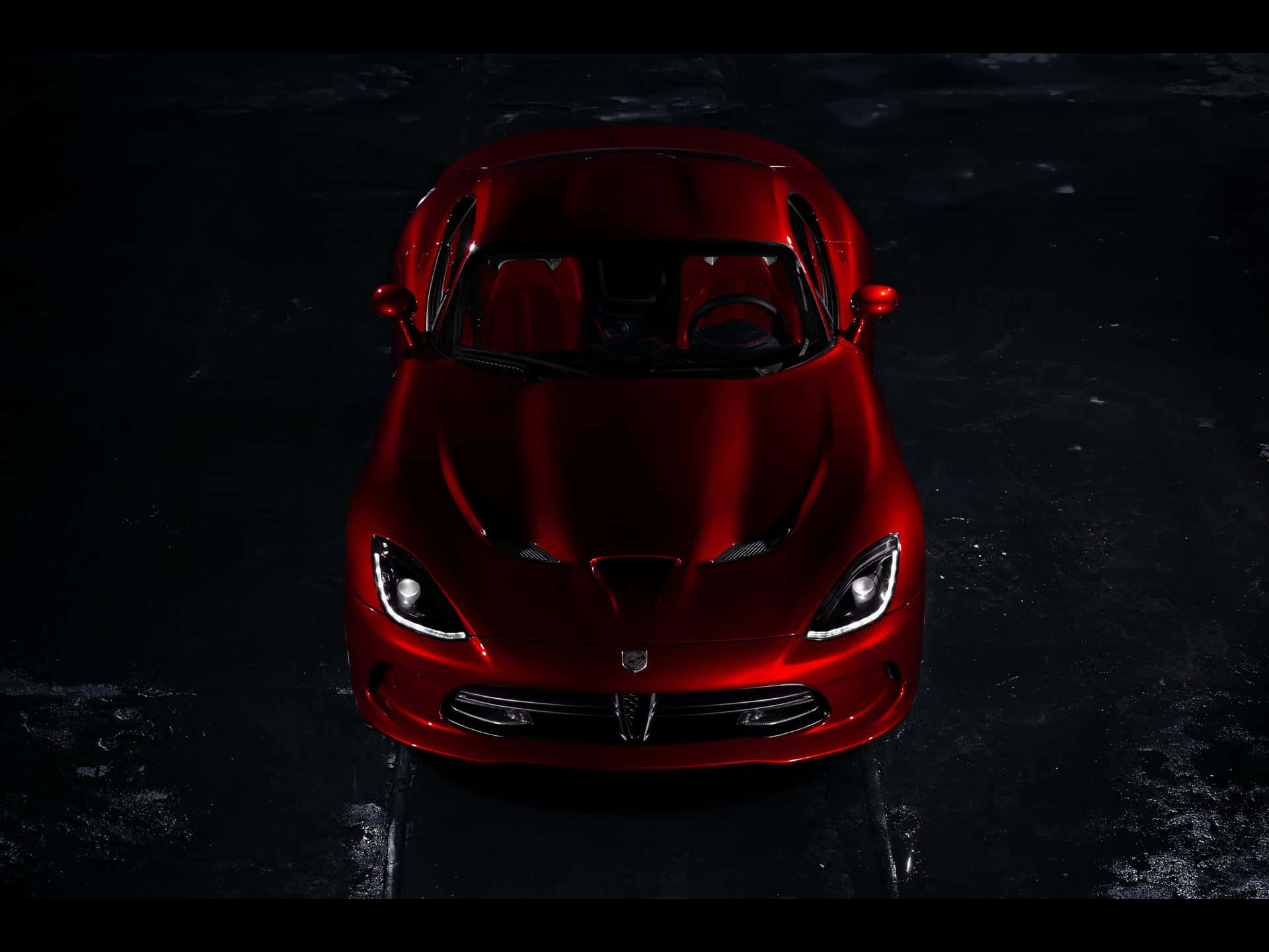 Dodge 桌布 壁紙 — 一輛光澤的紅色跑車在戲劇性燈光下，在黑暗潮濕的路面上閃耀，呈現出情緒化的攝影棚拍攝效果。