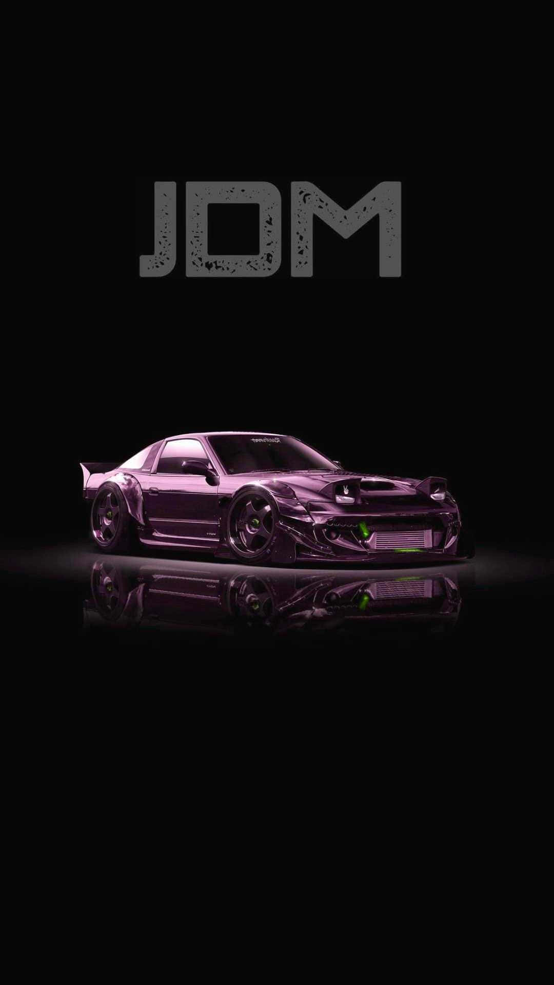 JDM 桌布 壁紙 — 一輛光澤的紫色JDM跑車帶有綠色點綴，在黑色背景上方的「JDM」文字下，於攝影棚燈光中閃耀。