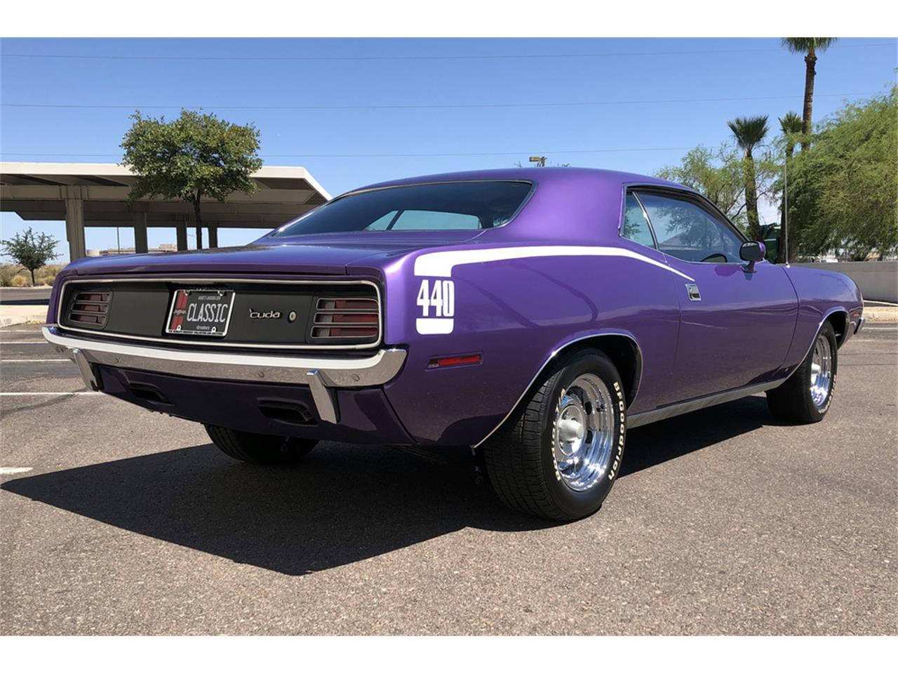 Barracuda 桌布 壁紙 — 一輛光澤的紫色經典肌肉車，帶有白色賽車條紋和「440」徽章，停在清澈的藍天下。