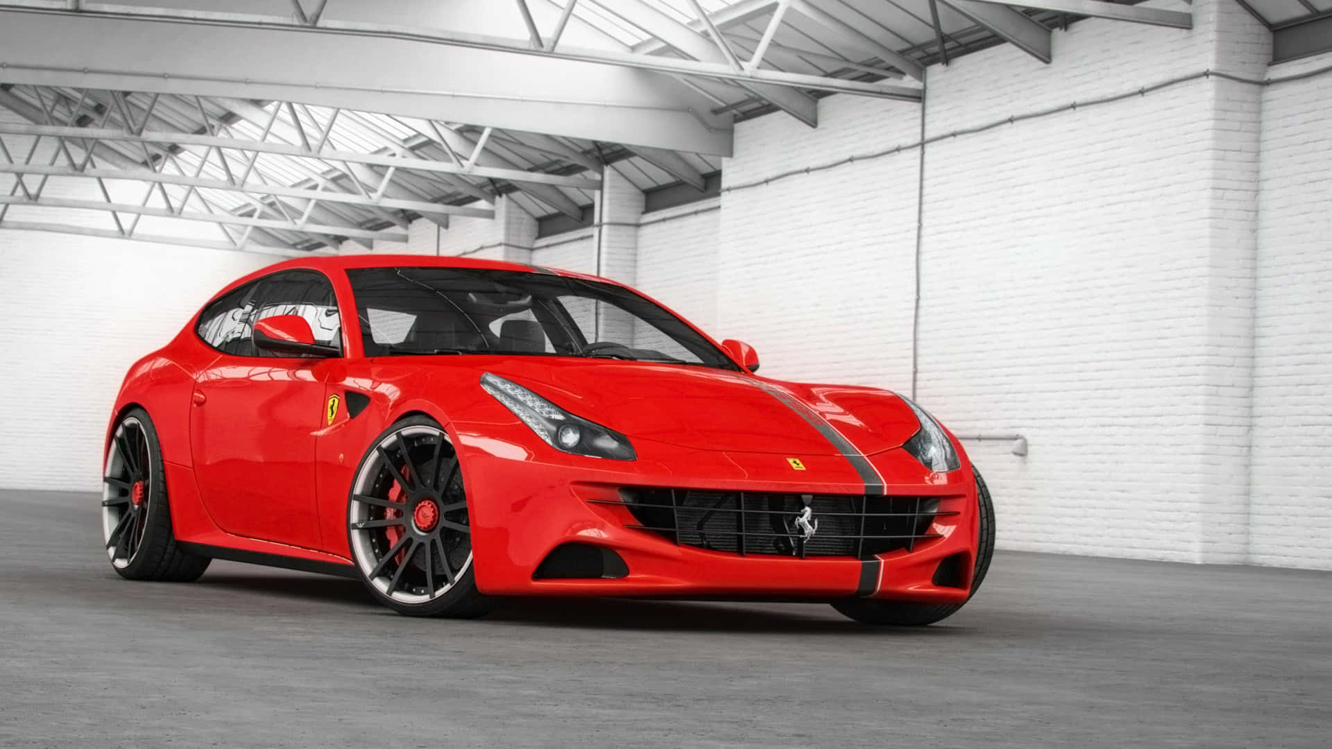 Ferrari Ff 桌布 壁紙 — 一輛光澤紅色法拉利跑車帶有黑色賽車條紋，停放在簡約白色磚砌車庫中，裸露鋼樑。