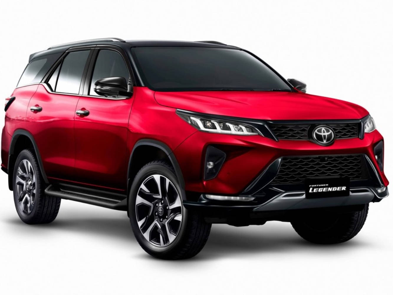 Toyota 桌布 壁紙 — 一輛光澤紅色豐田 Fortuner Legend SUV，在攝影棚燈光下展示，配備黑色飾件和合金輪圈。