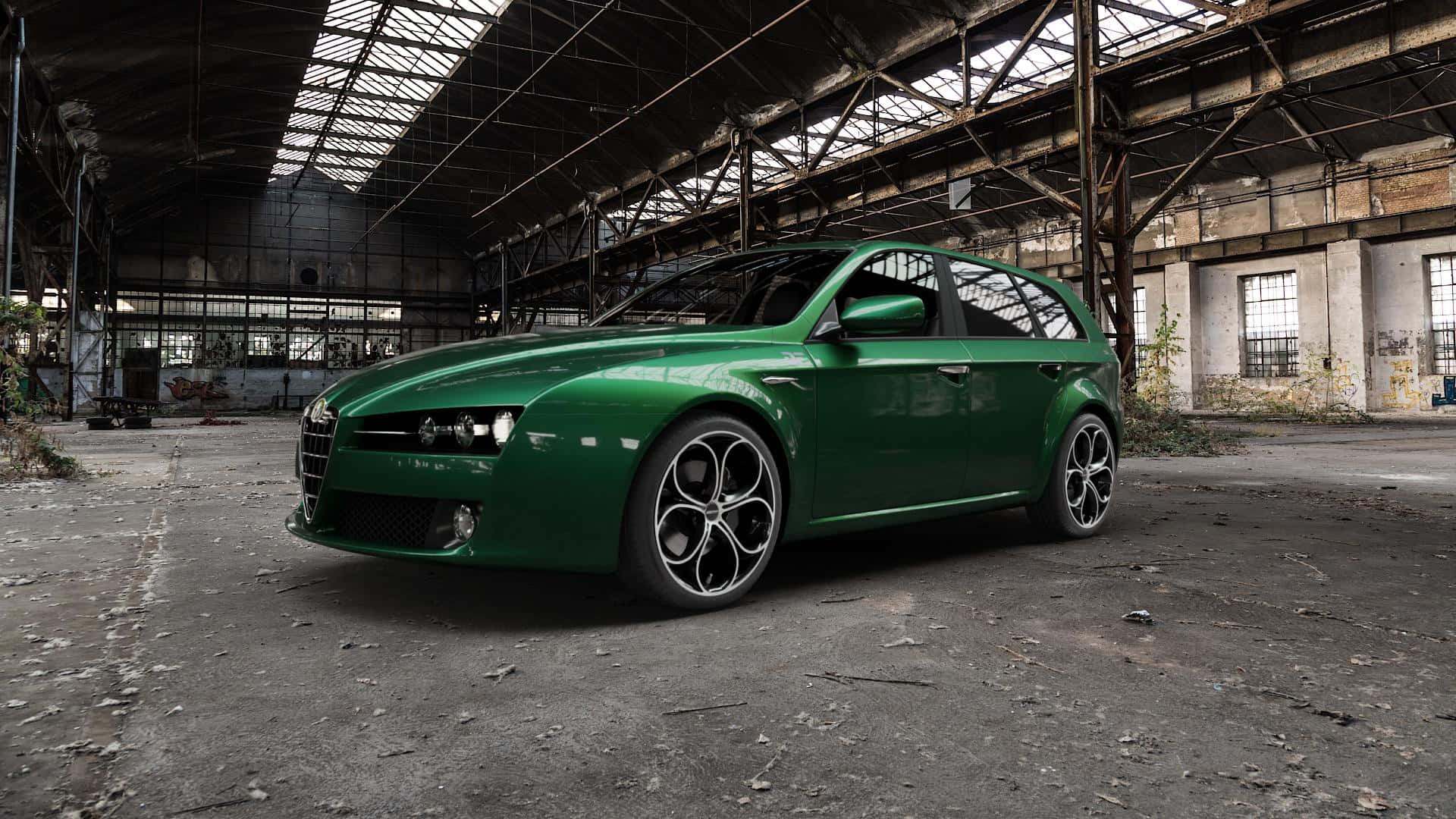 Alfa Romeo 159 桌布 壁紙 — 一輛光澤綠色的Alfa Romeo掀背車獨自停放在一個寬敞的廢棄工業倉庫中，擁有高天花板和破損的窗戶。