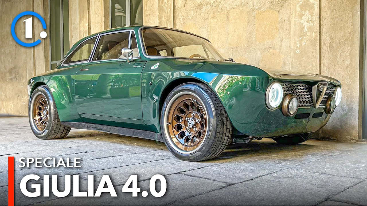 愛快羅密歐 桌布 壁紙 — 一輛光澤綠色的Alfa Romeo Giulia 4.0跑車停放在石鋪路面上，背景是風化的混凝土牆。