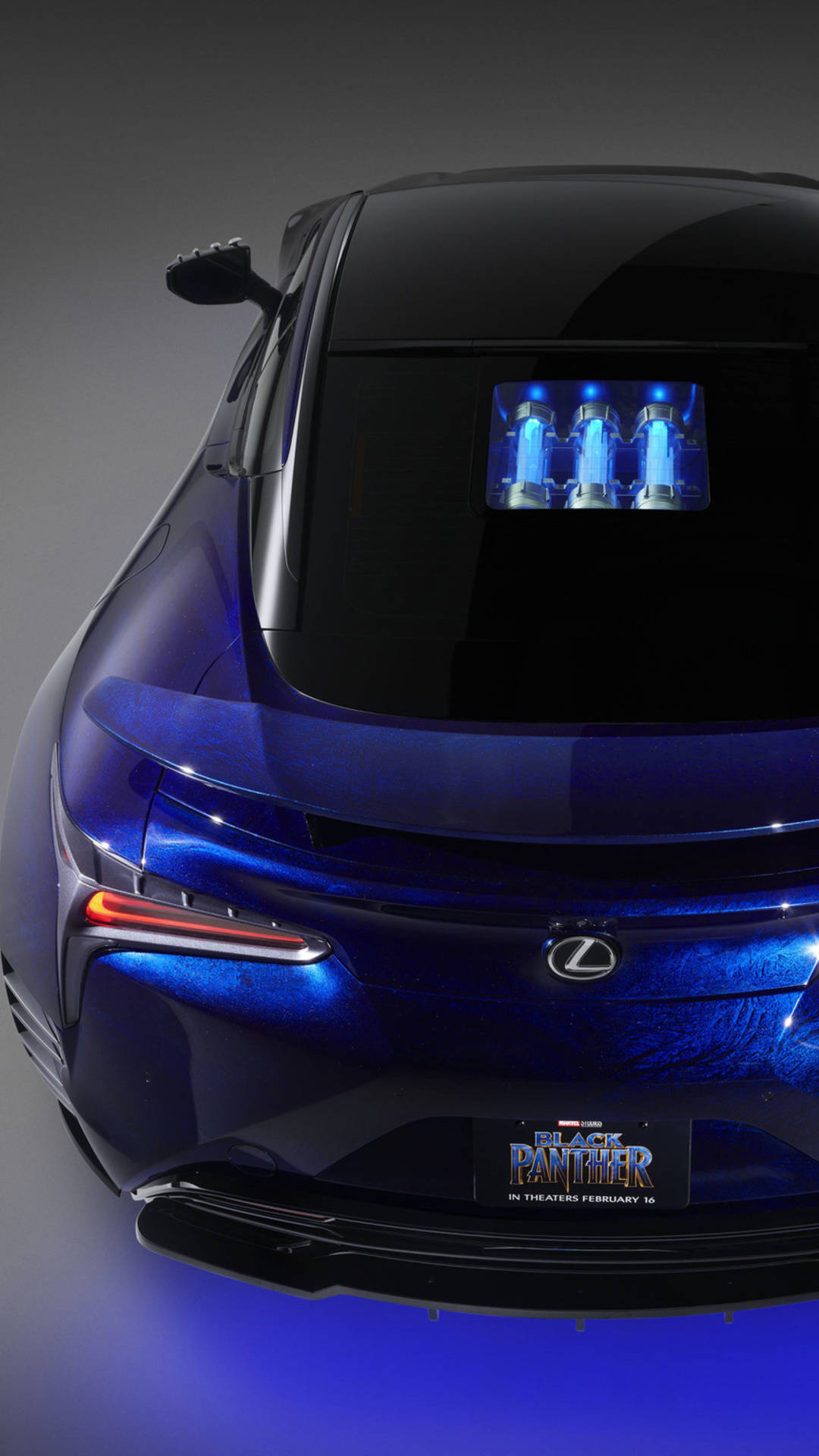 lexus iPhone 桌布 壁紙 — 一輛光澤藍色Lexus跑車的後視圖，後窗帶有發光藍色燈管和黑豹電影車牌。