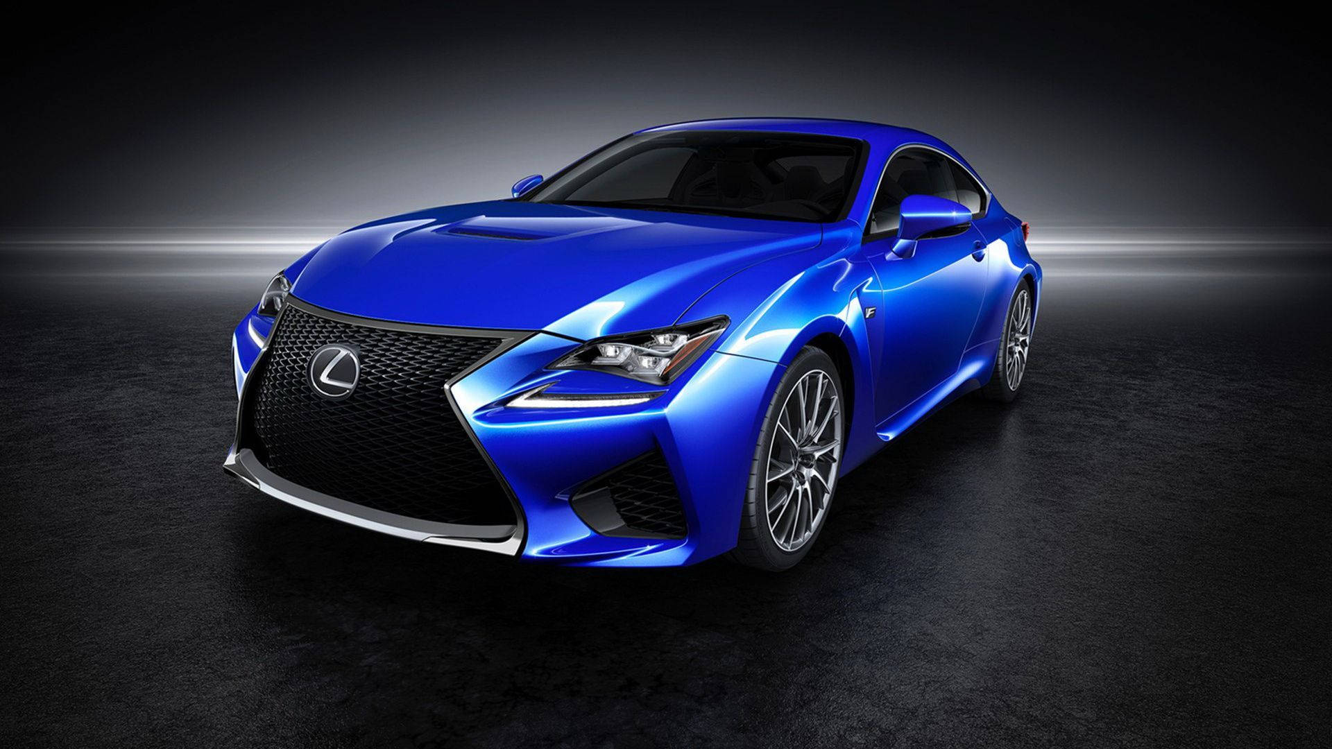 藍色 桌布 壁紙 — 一輛光澤藍色Lexus運動轎跑車在戲劇性的工作室燈光下，在深色紋理地板上閃閃發光。
