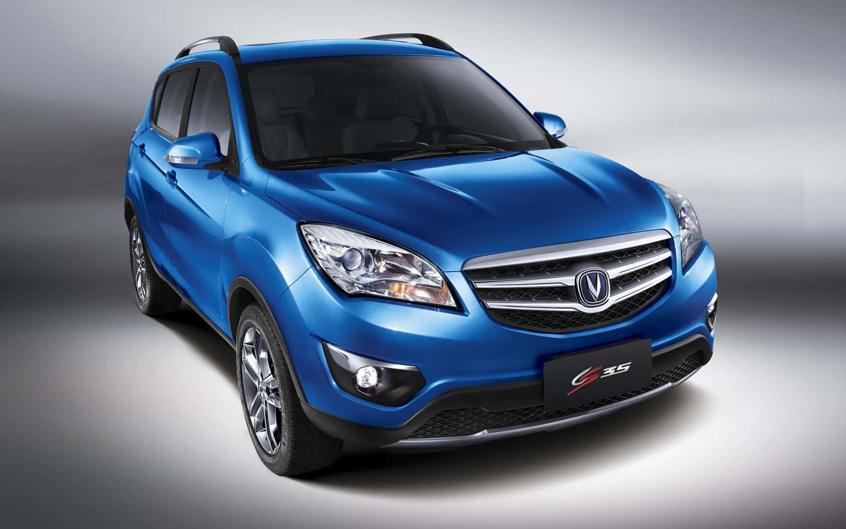 Changan 桌布 壁紙 — 一輛光澤藍色SUV，帶有鍍鉻飾邊和合金輪圈，在柔和漸變照明的攝影棚中展示。