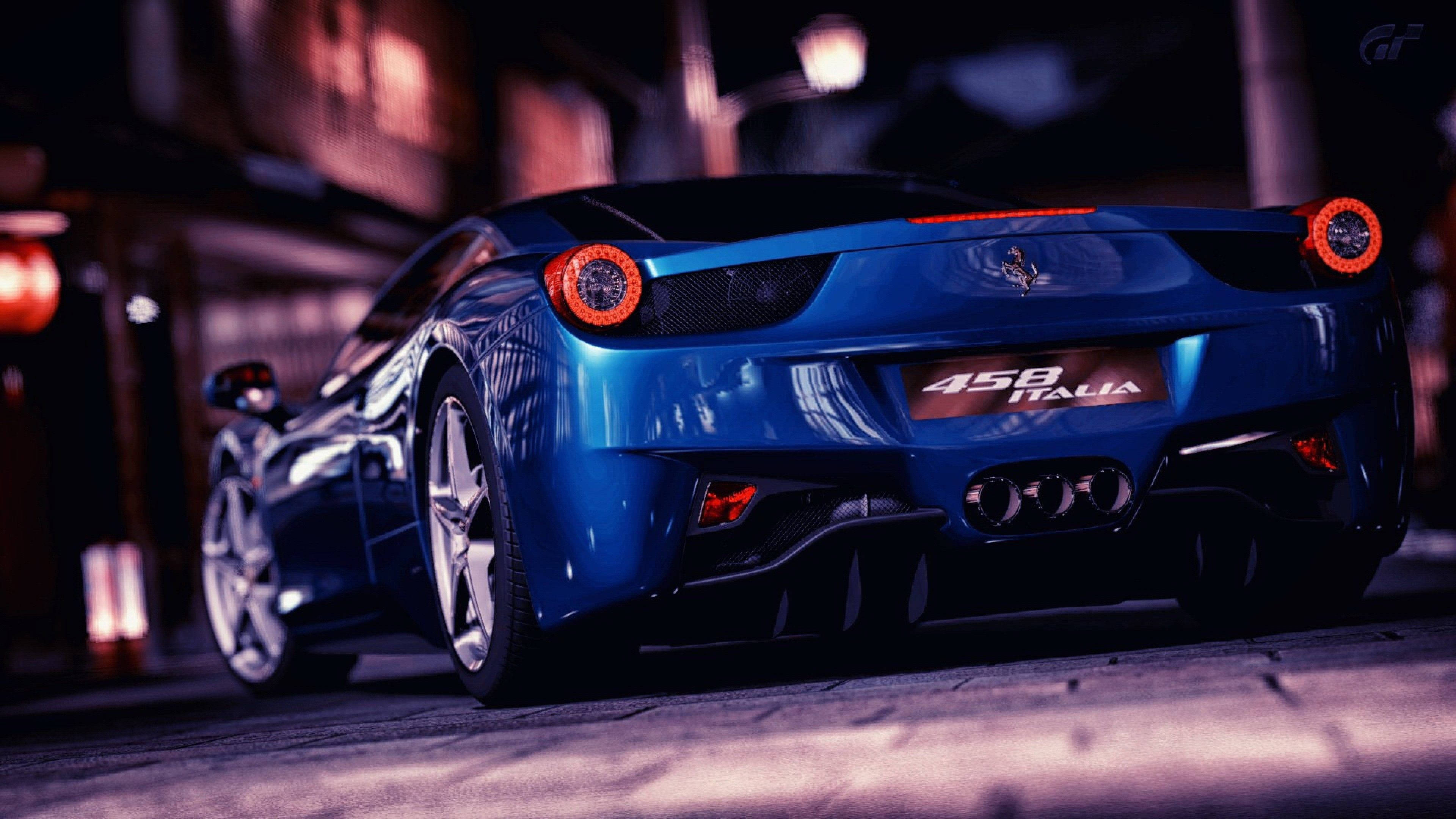 汽車 4K 桌布 壁紙 — 一輛光澤藍色法拉利458 Italia在夜間潮濕的城市街道上，在霓虹燈下閃閃發光。