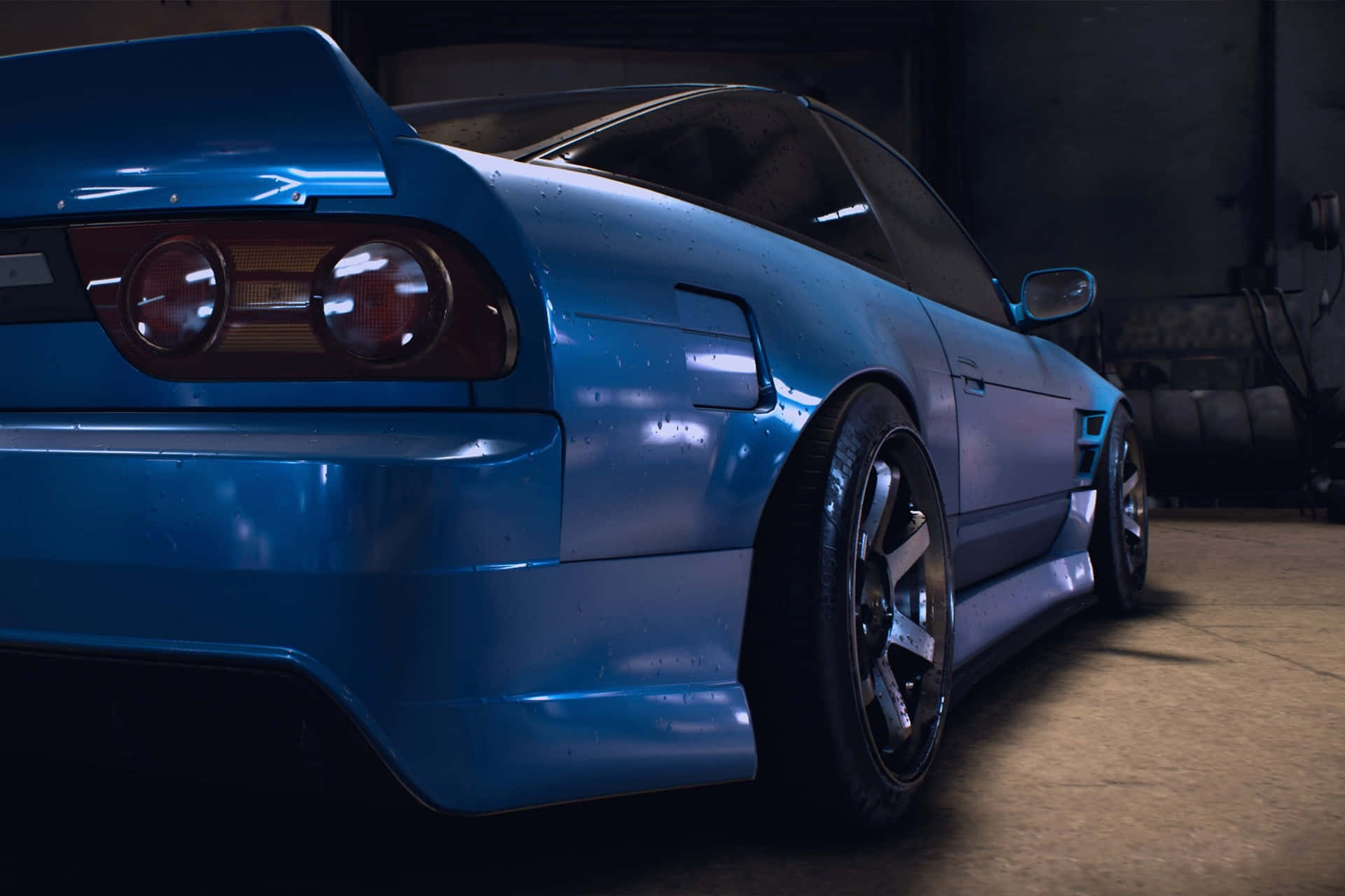 Nissan 180sx 桌布 壁紙 — 一輛光澤藍色跑車，帶有濕漆和紅色尾燈，停放在光線昏暗的車庫中。