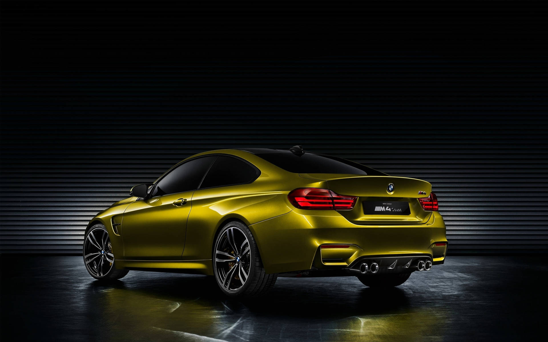 光澤金色BMW M4跑車在攝影棚中，背景為深色條紋。 — BMW 動圖 壁紙