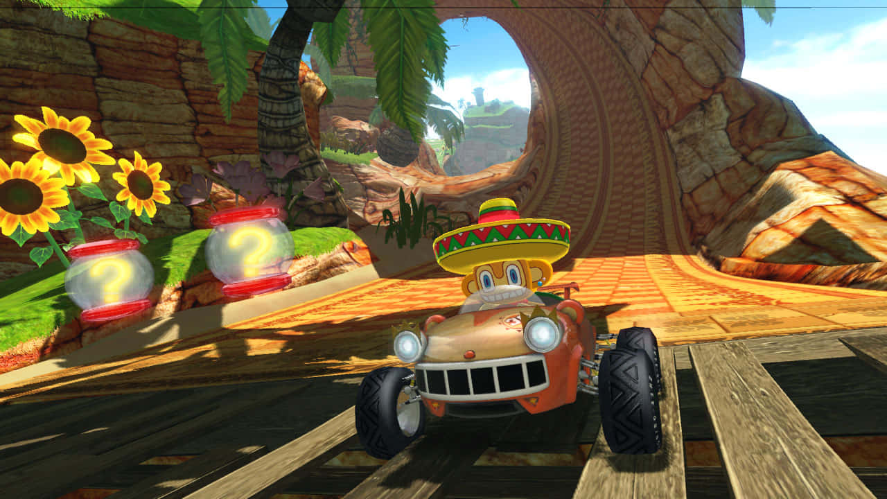 Sonic And All-stars Racing Transformed 桌布 壁紙 — 一輛卡通風格的橙色賽車，由戴著闊邊帽的角色駕駛，在明亮的陽光下穿梭於充滿活力的叢林主題賽道。