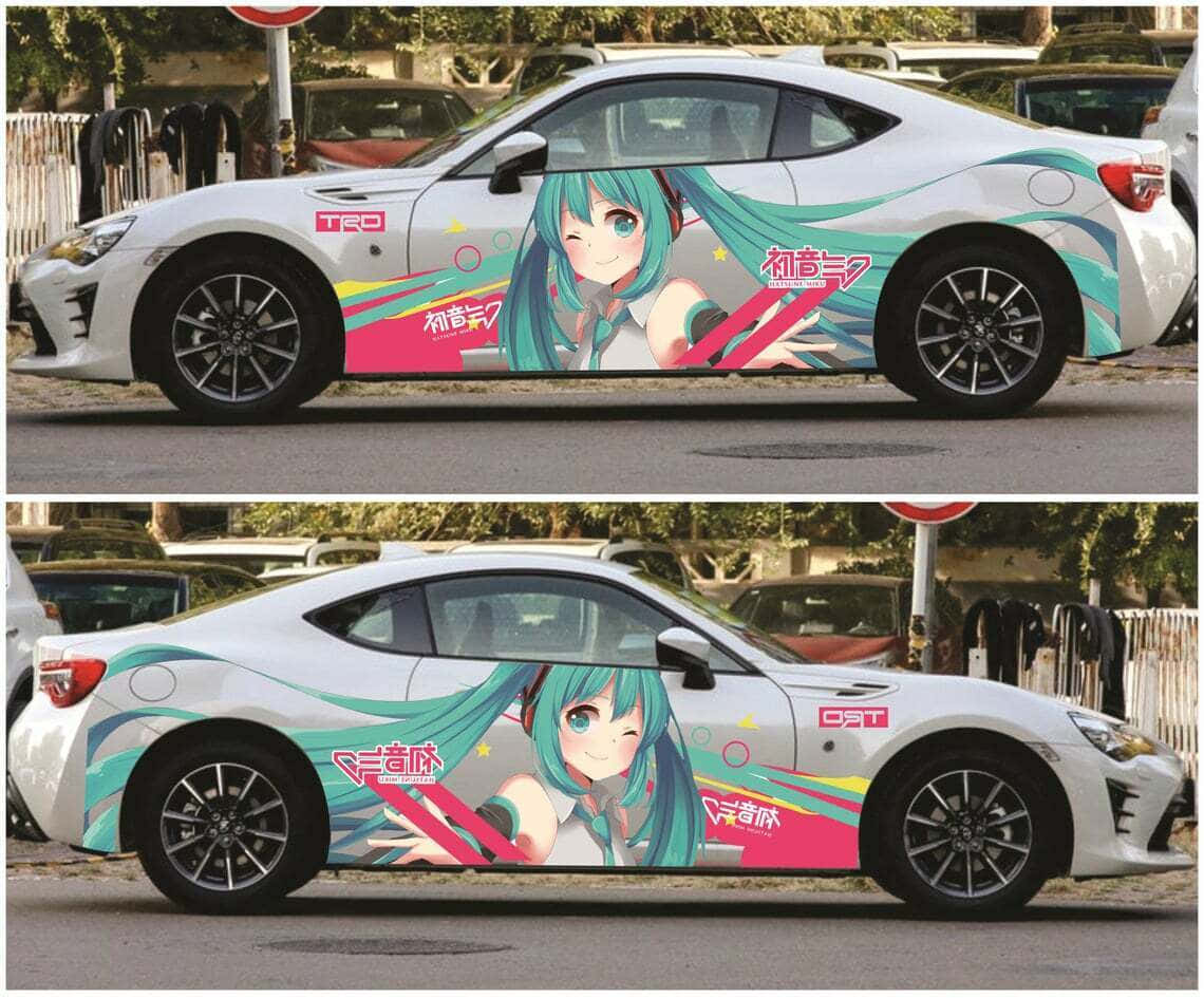 一輛印有動漫角色的車 壁紙