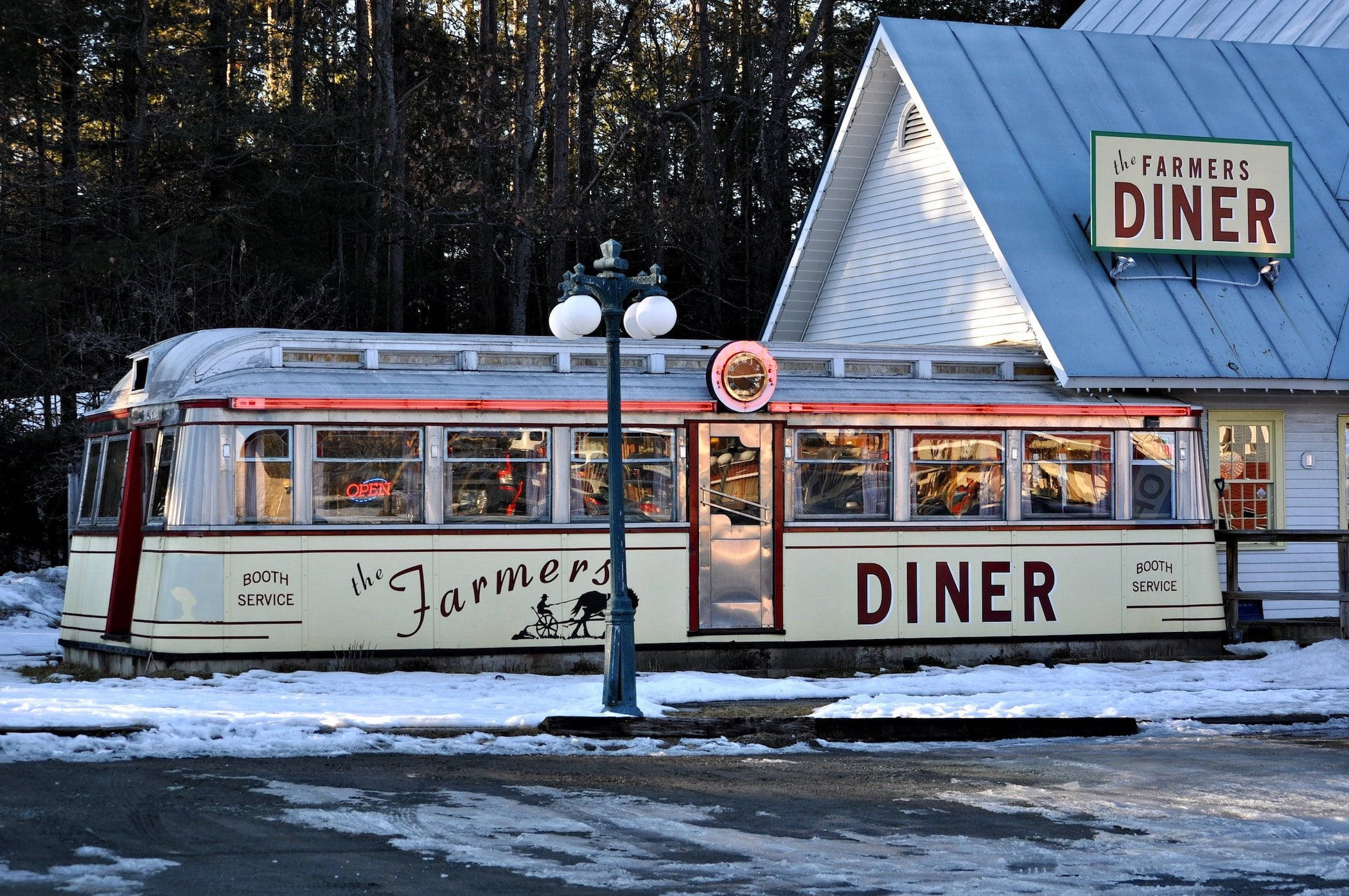 Diner 桌布 壁紙 — 一輛名為「The Farmers Diner」的復古火車車廂餐廳，冬季時停泊在積雪的路邊，背景有樹木。