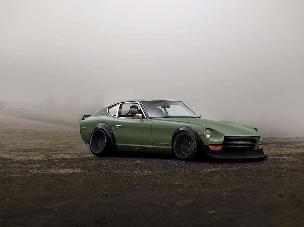 Datsun 桌布 壁紙 — 一輛啞光橄欖綠經典跑車獨自停在霧氣瀰漫的田野上，帶有柔和的大地色調和漫射光線。