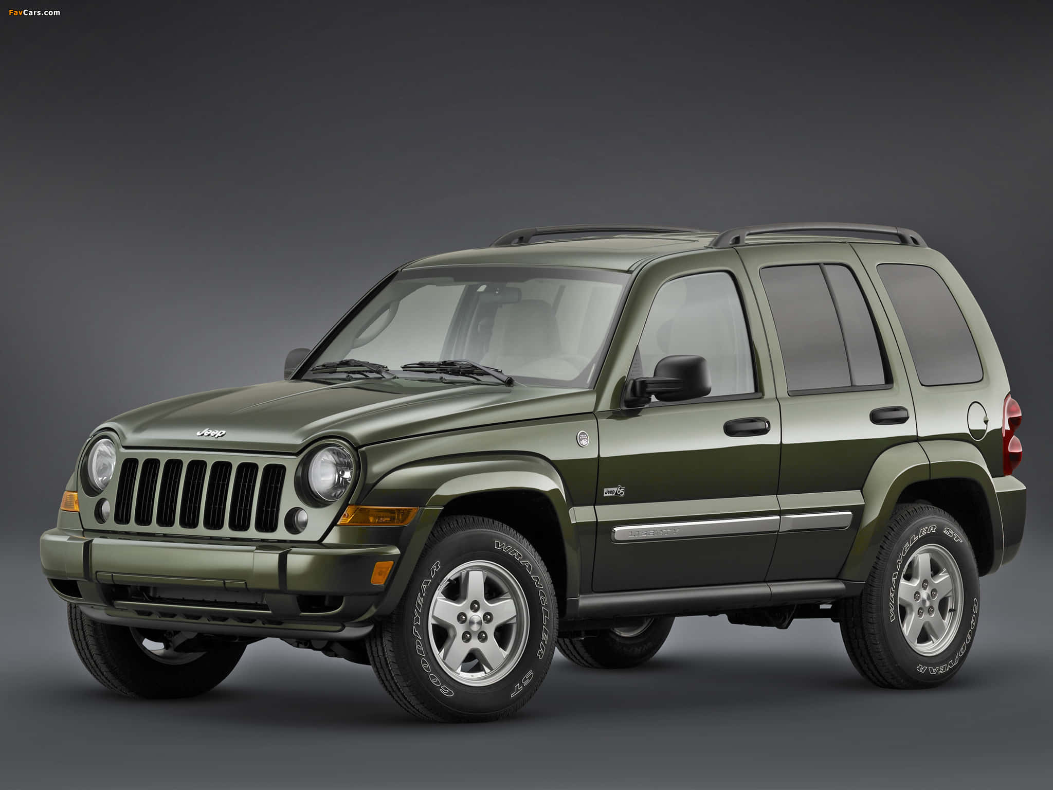 Jeep Liberty 桌布 壁紙 — 一輛啞光橄欖綠色的Jeep Cherokee CRD SUV在深灰色工作室背景前矗立，展示其堅固設計和銀色合金輪圈。