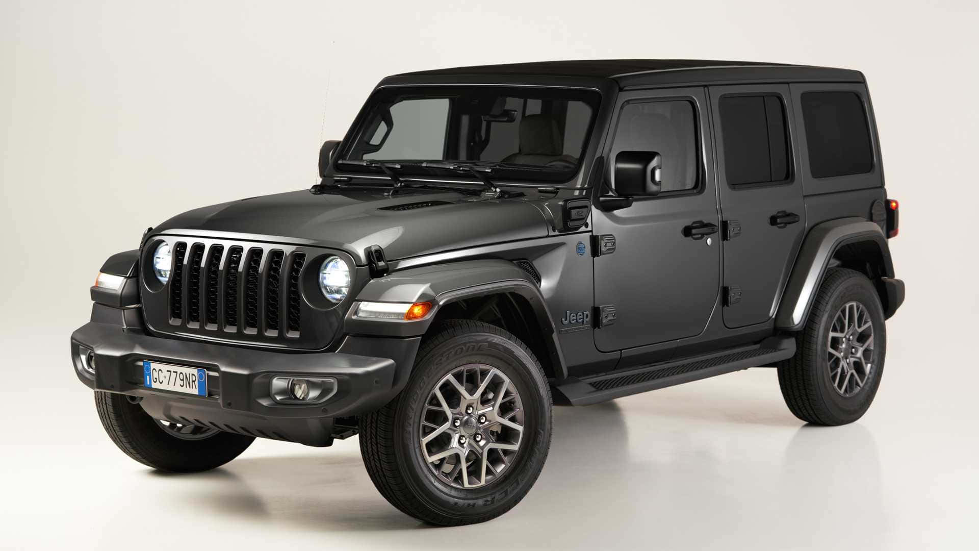 吉普 桌布 壁紙 — 一輛啞光黑色Jeep Wrangler在潔白的工作室背景下展示其堅固設計和合金輪圈。