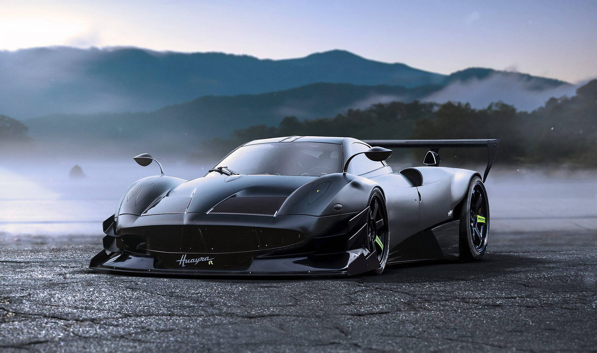 帕加尼 桌布 壁紙 — 一輛啞光黑色的帕加尼 Huayra Roadster 在黎明時分在有霧的瀝青賽道上漂移，背景是山巒。