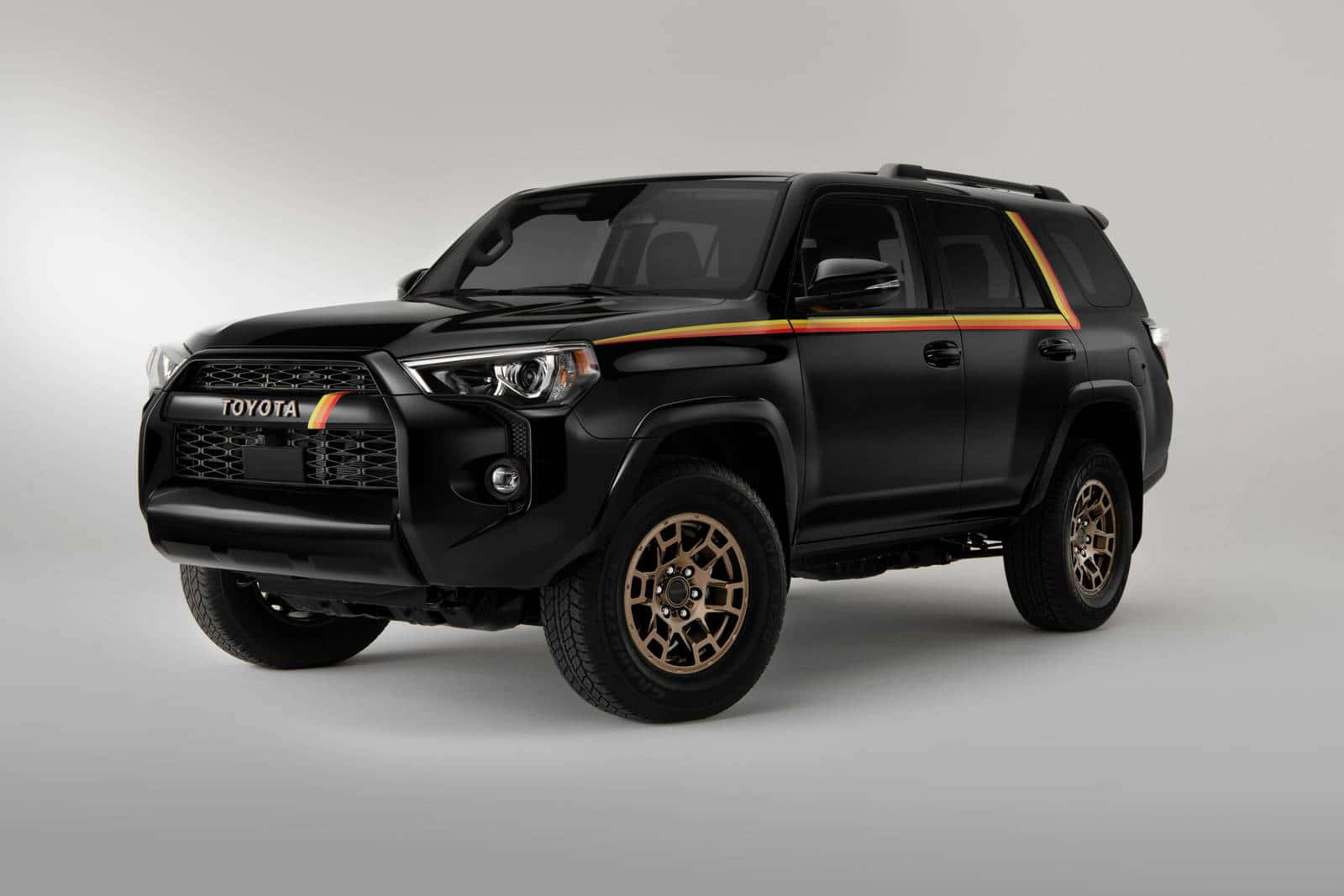 黑色豐田4Runner SUV，帶金色點綴和越野輪胎，在工作室環境中。 — Toyota Supra Mk4 壁紙