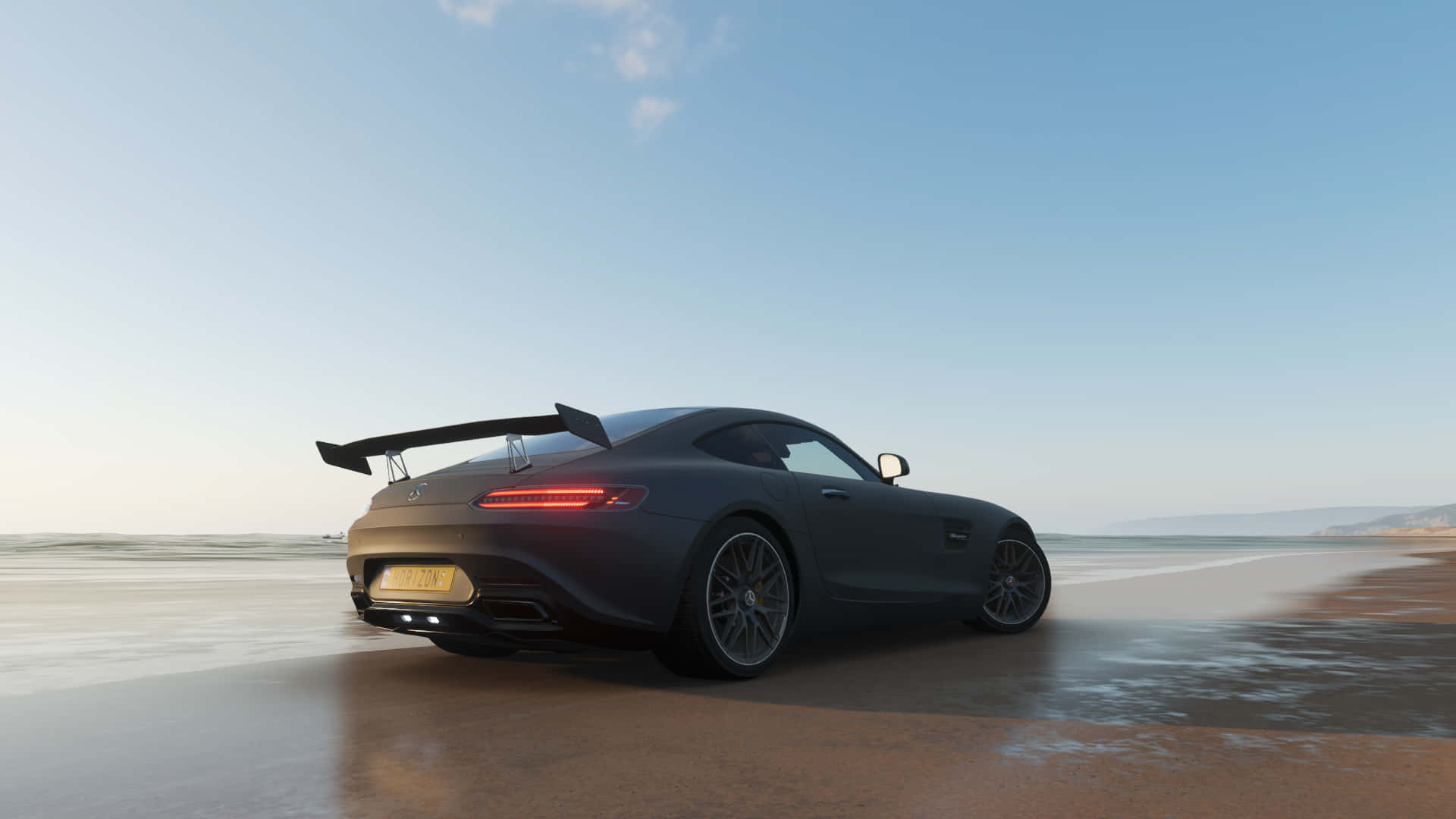 1920x1080 Forza Horizon 4 桌布 壁紙 — 一輛啞黑色跑車配備大型尾翼，停泊在日落時分的濕沙灘上，背景是海浪。