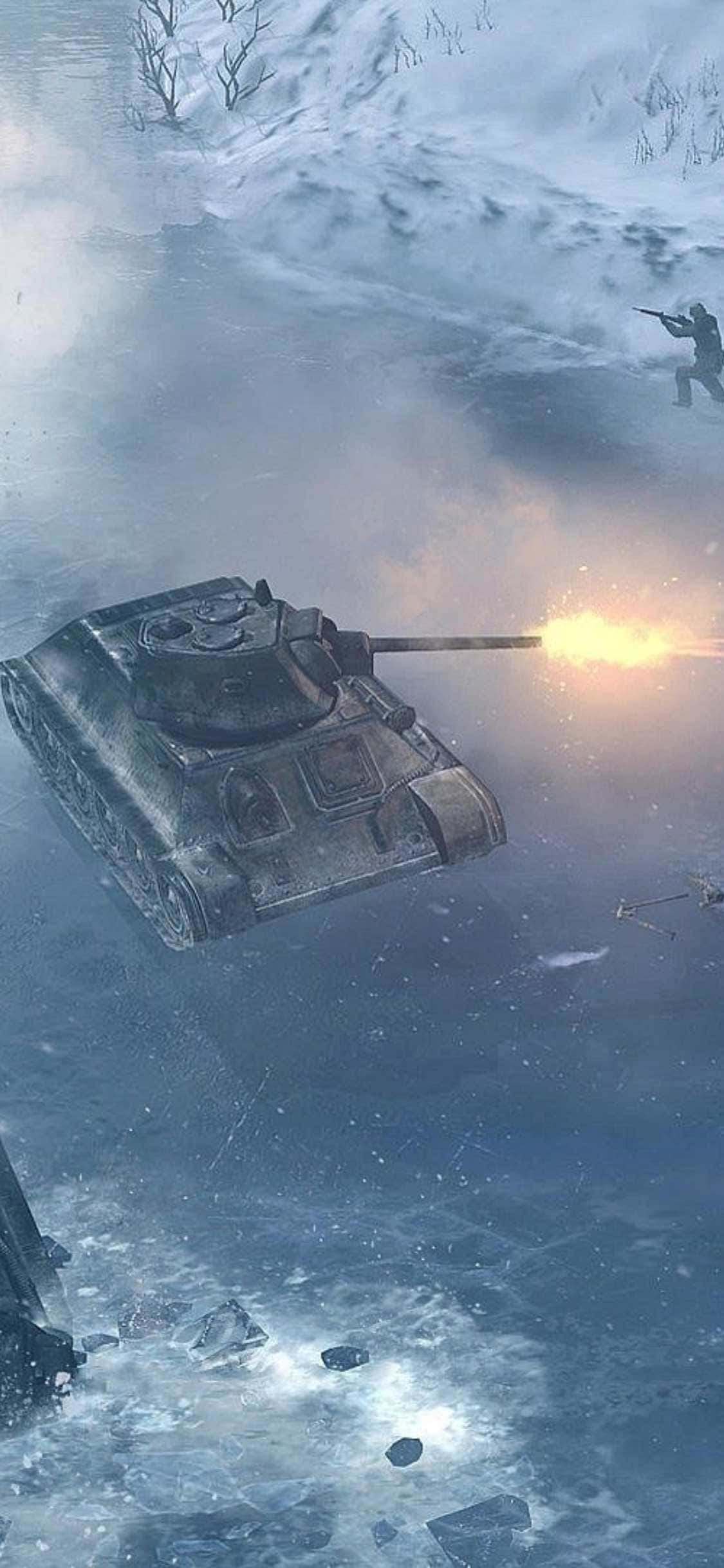 雪 桌布 壁紙 — 一輛坦克在灰色天空下，越過冰凍的戰場開火，一名士兵在積雪覆蓋的地形中前進。