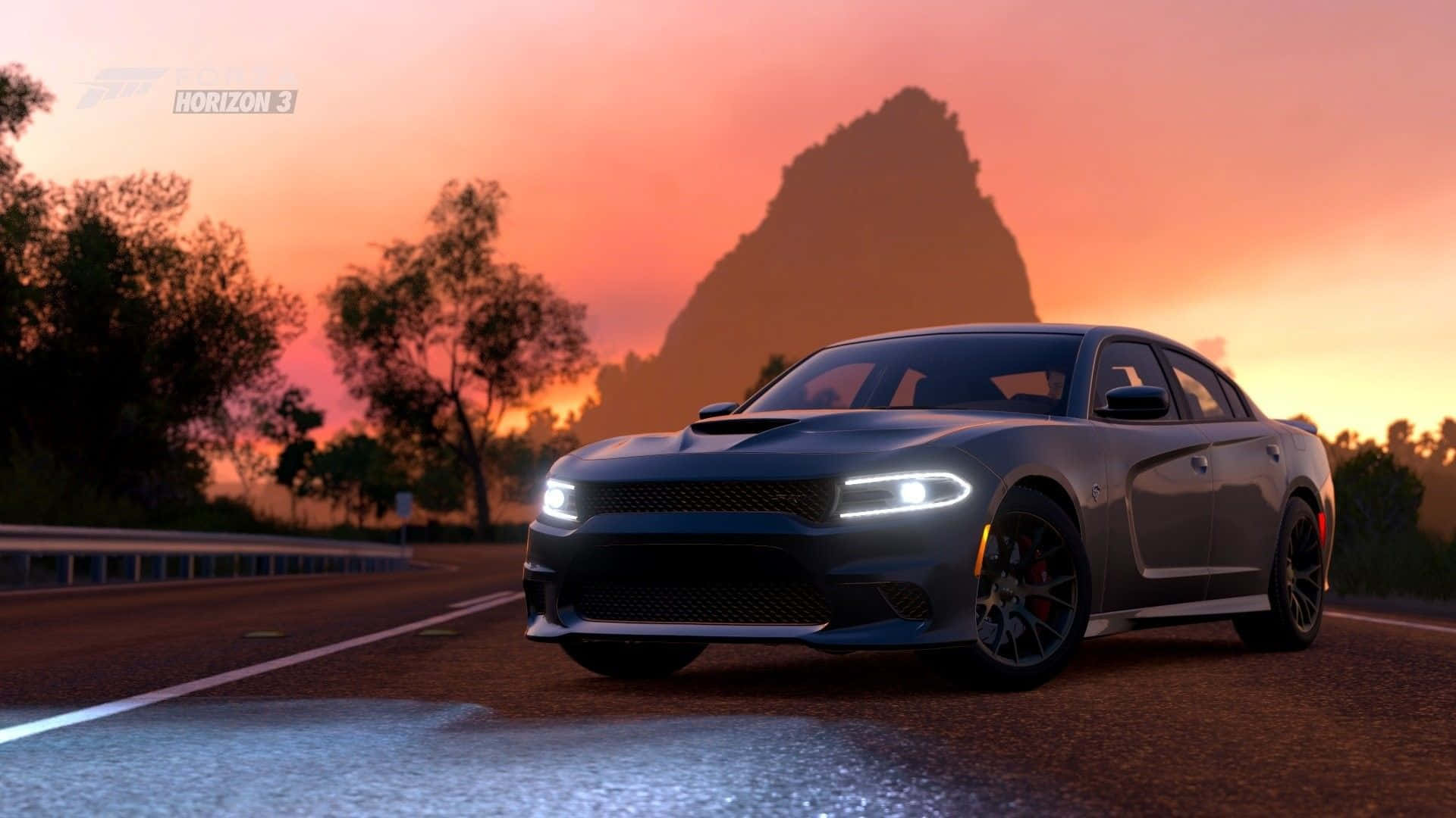 Dodge Charger 桌布 壁紙 — 一輛型格灰色Dodge Charger在日落時分於濕滑道路上奔馳，背景是高聳的岩石地貌。