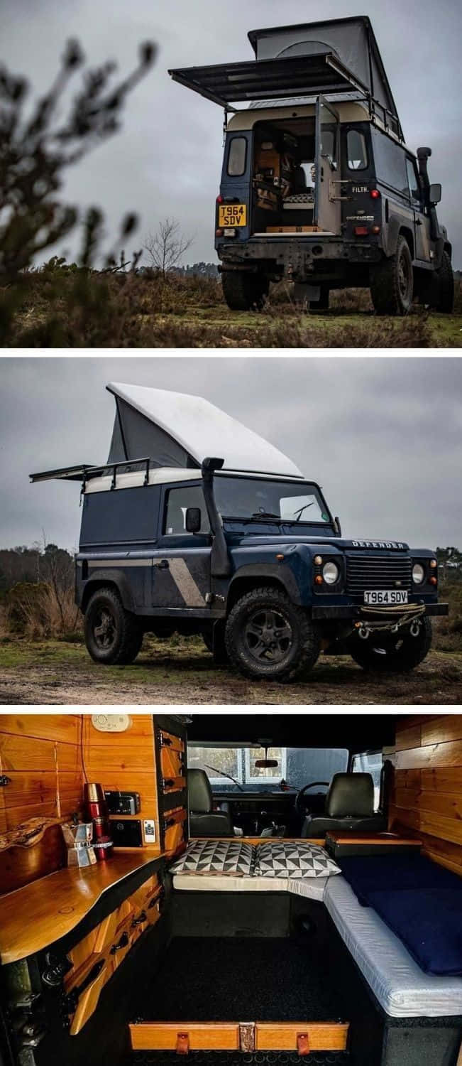 Off-road Car 桌布 壁紙 — 一輛堅固的藍色 Land Rover Defender 配備車頂帳篷，停泊在陰天下的草地上，展示其舒適的木質內部，設有睡床和小廚房。