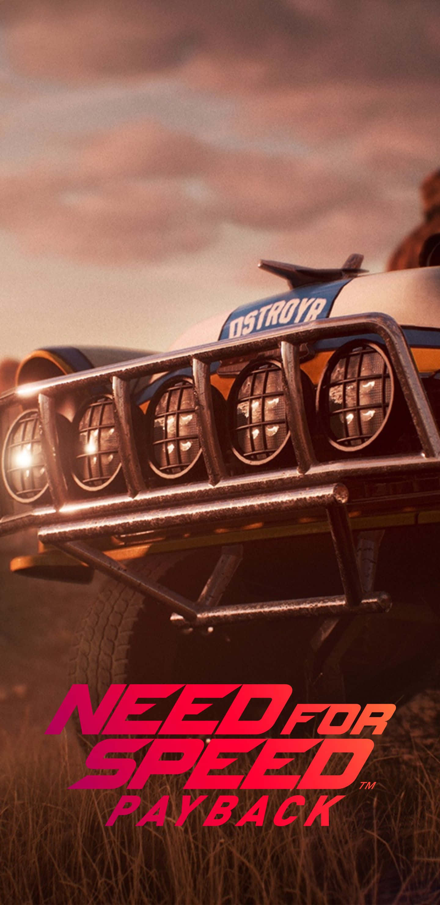 Pixel 3xl Need For Speed Payback 桌布 壁紙 — 一輛堅固的賽車卡車在溫暖的日落天空下，以發光的車頭燈主宰著塵土飛揚的田野。