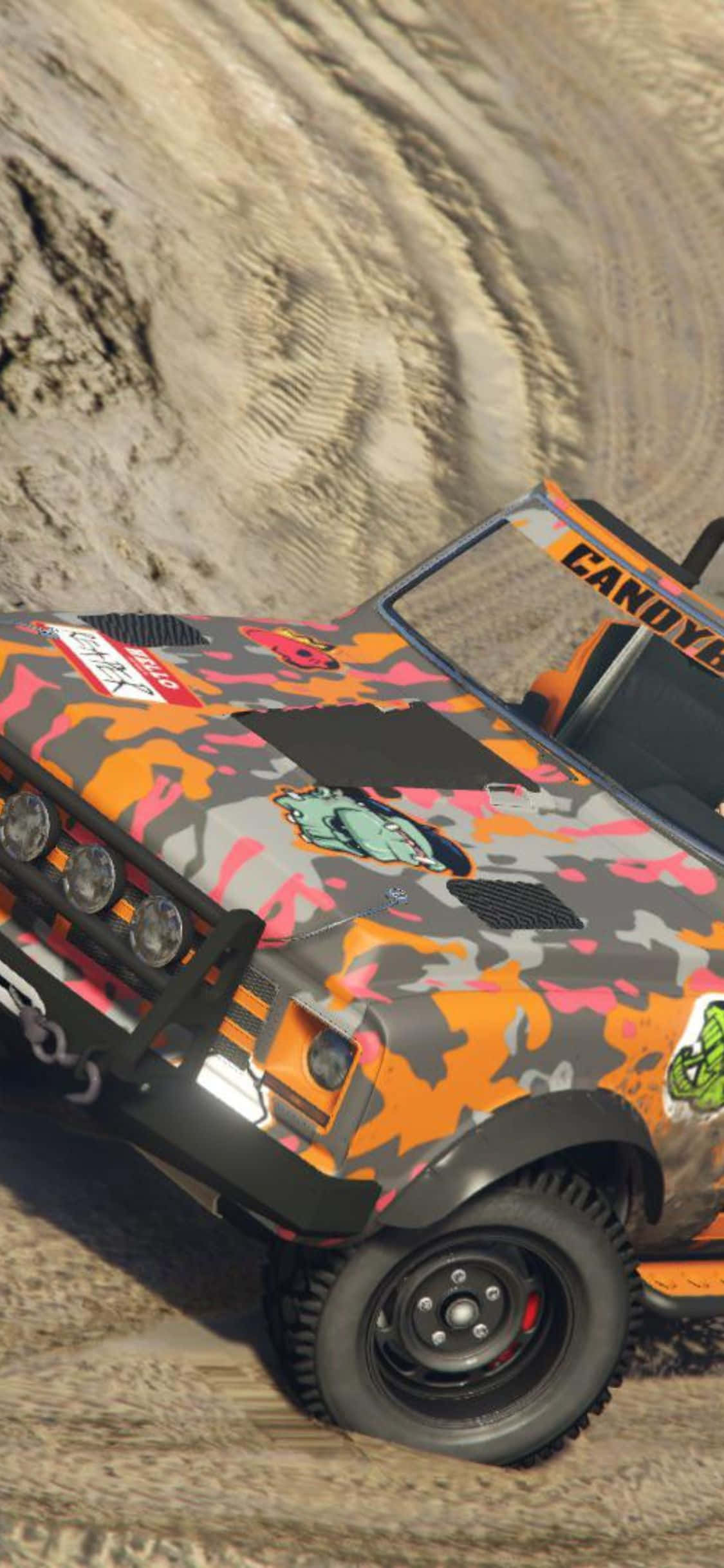 iPhone X Dirt Rally 桌布 壁紙 — 一輛堅固的越野車，帶有鮮豔的橙色、粉紅色和灰色迷彩塗裝，傾斜在沙丘上。