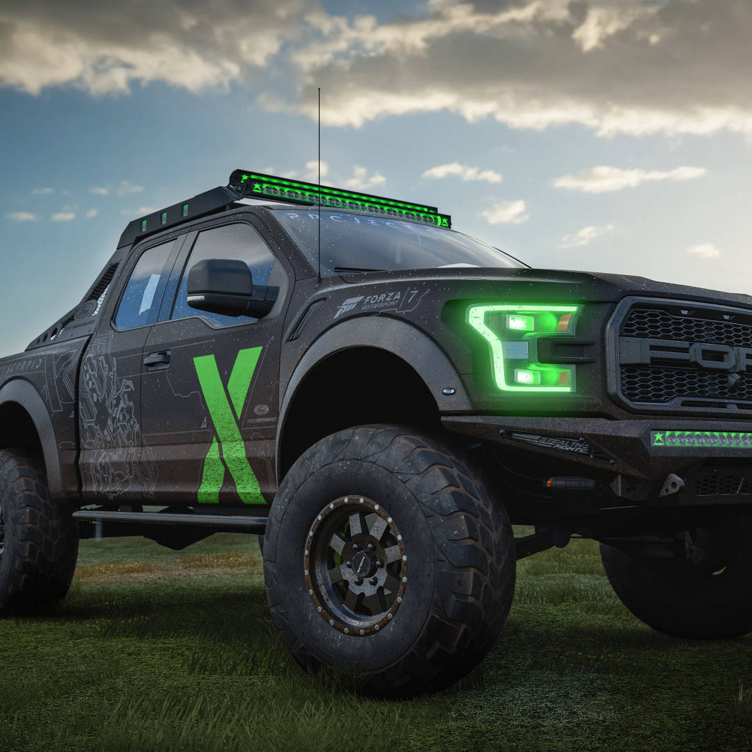 Xbox 桌布 壁紙 — 一輛堅固的黑色皮卡車，帶有發光的綠色頭燈和「FORZA」貼花，停在多雲天空下的草地上。